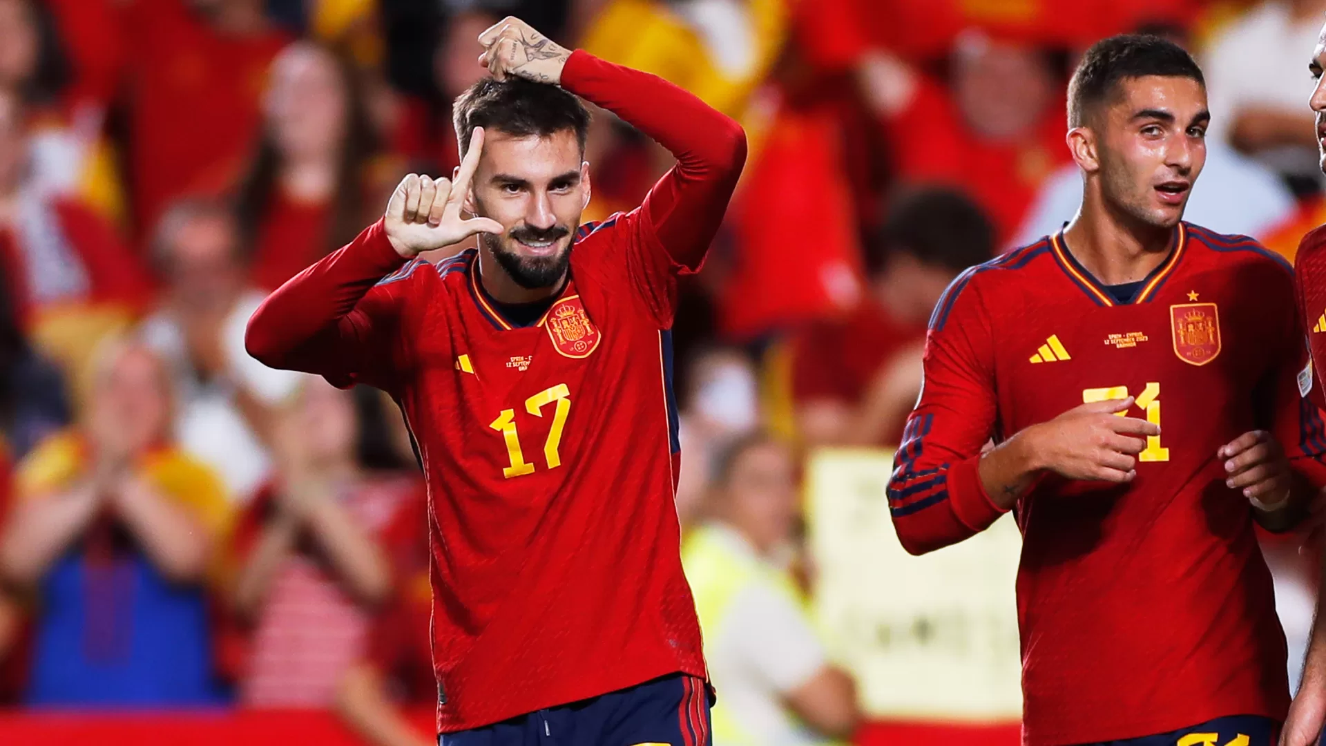 Álex Baena, el último de los ocho goleadores groguets con La Roja