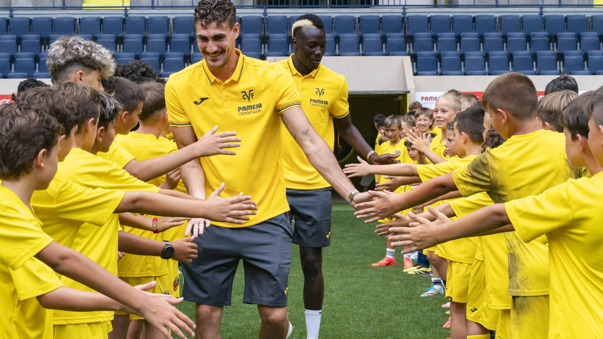 Los niños del Campus de verano dan la bienvenida a Diego Conde y Pape Gueye