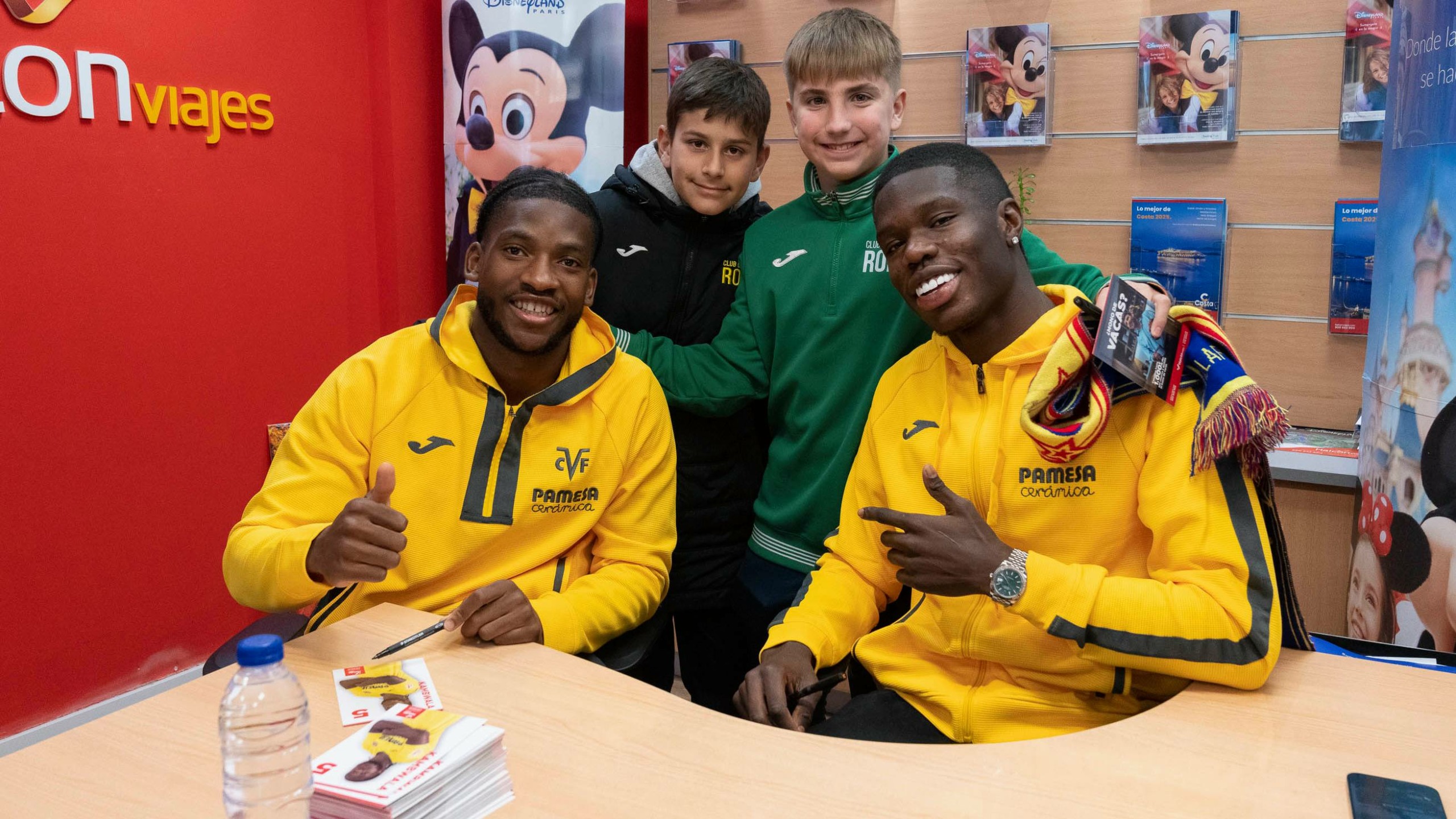 Barry y Kambwala firman autógrafos en Halcón Viajes
