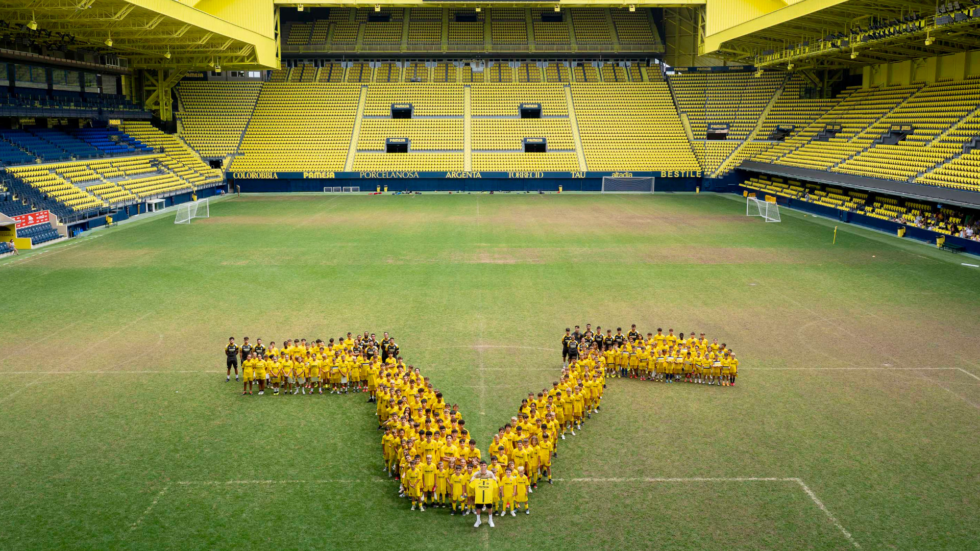 Los niños del Campus del Villarreal CF dan la bienvenida a Alberto Moleiro