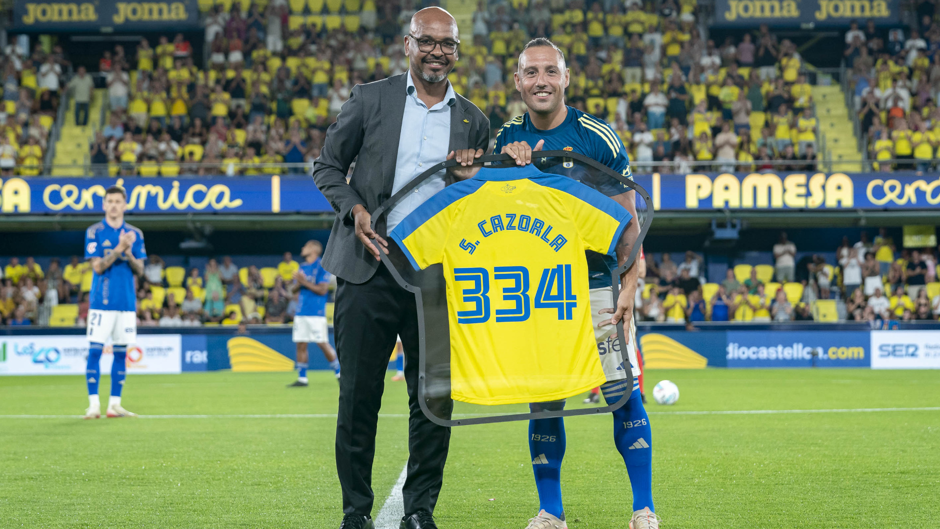 Ovación y homenaje a Santi Cazorla
