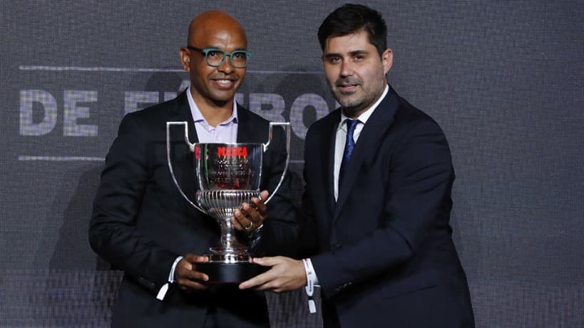 Marcos Senna recoge el Trofeo Zarra de Gerard Moreno