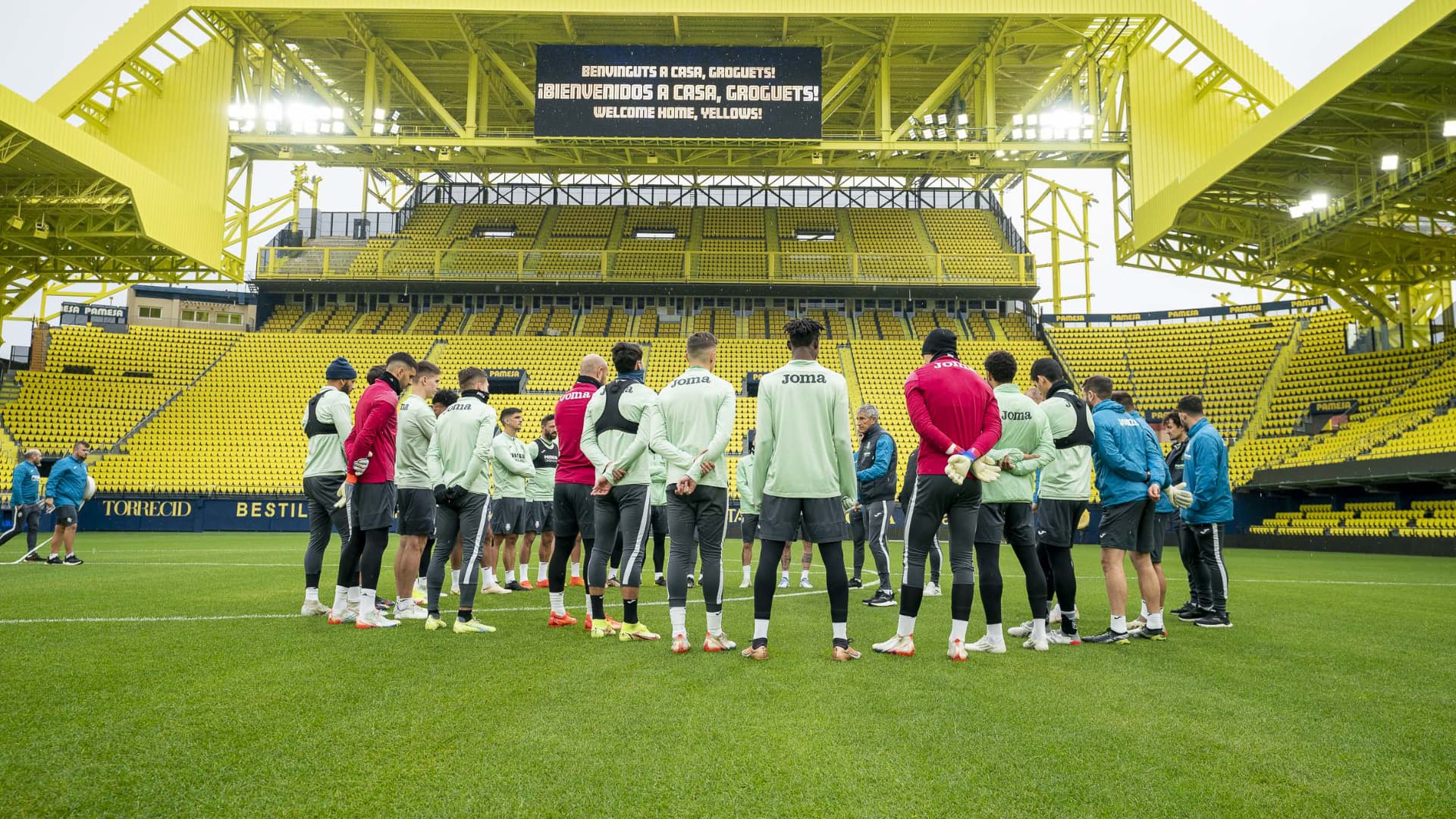 El Villarreal se entrena en el remodelado Estadio de la Cerámica