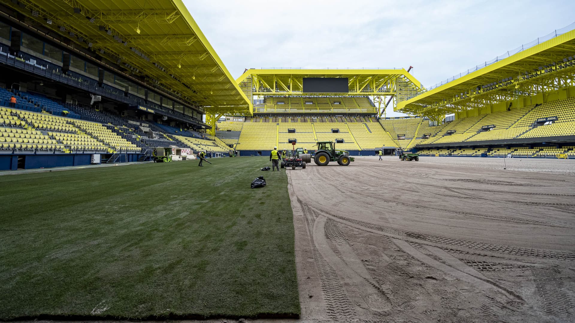 El Estadio de la Cerámica empieza a plantar el césped