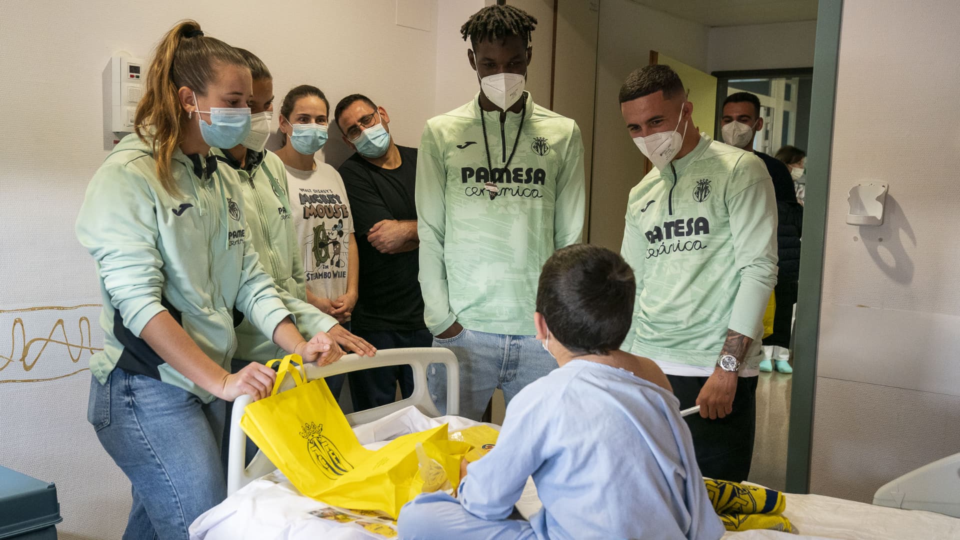 El Villarreal reparte ilusión en el Hospital de La Plana
