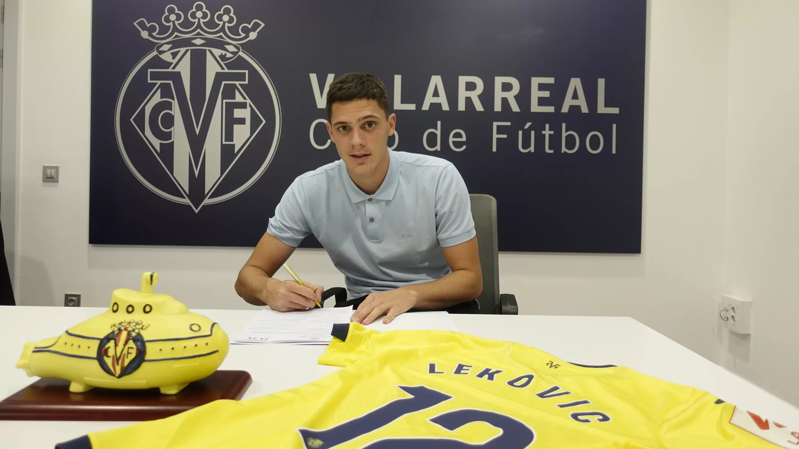 Lekovic se sube al Mini Submarino