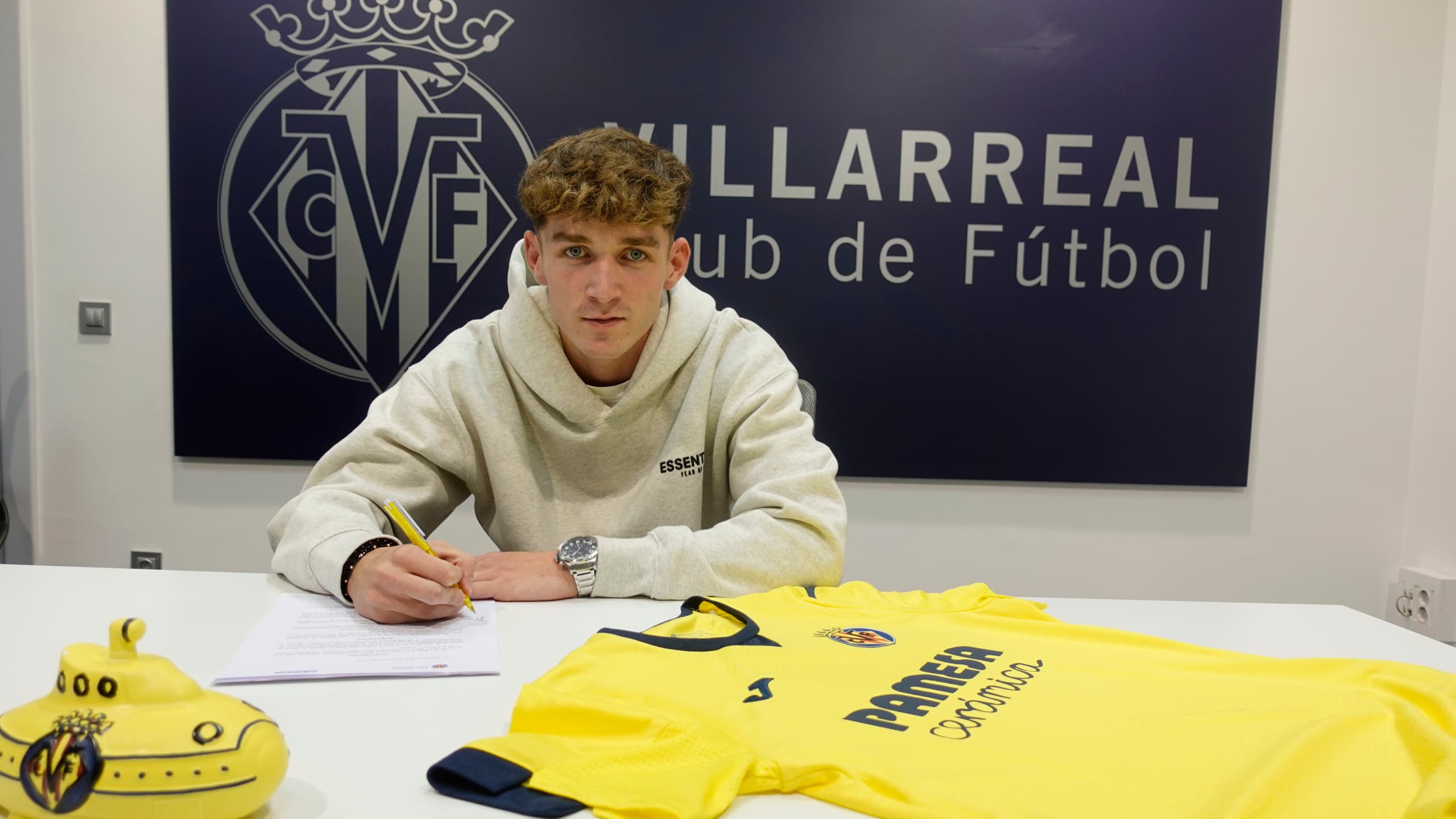 El Villarreal renueva a Hugo Pérez tras la lesión