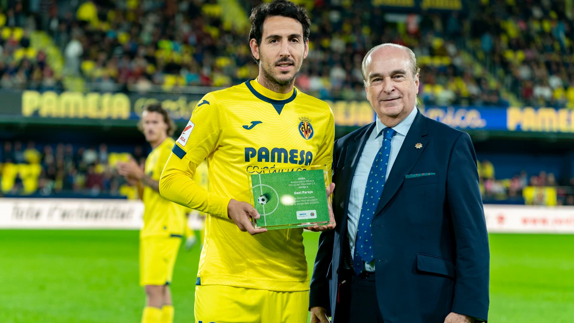Dani Parejo recibe el premio al ‘Jugador Más Saludable’ de ASISA