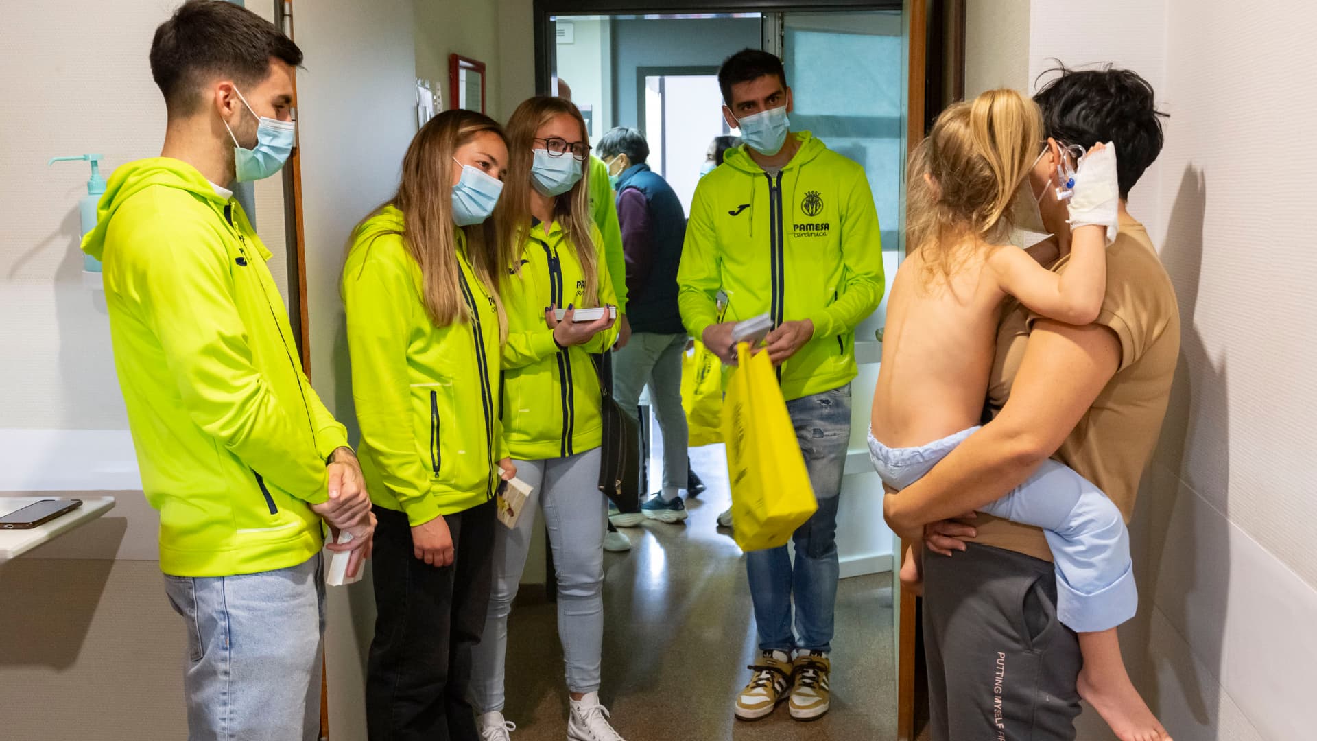 Las fotos de la visita navideña a los hospitales