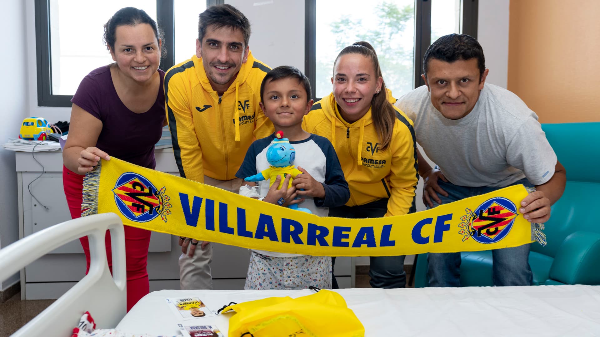 El Villarreal regala ilusión en los hospitales