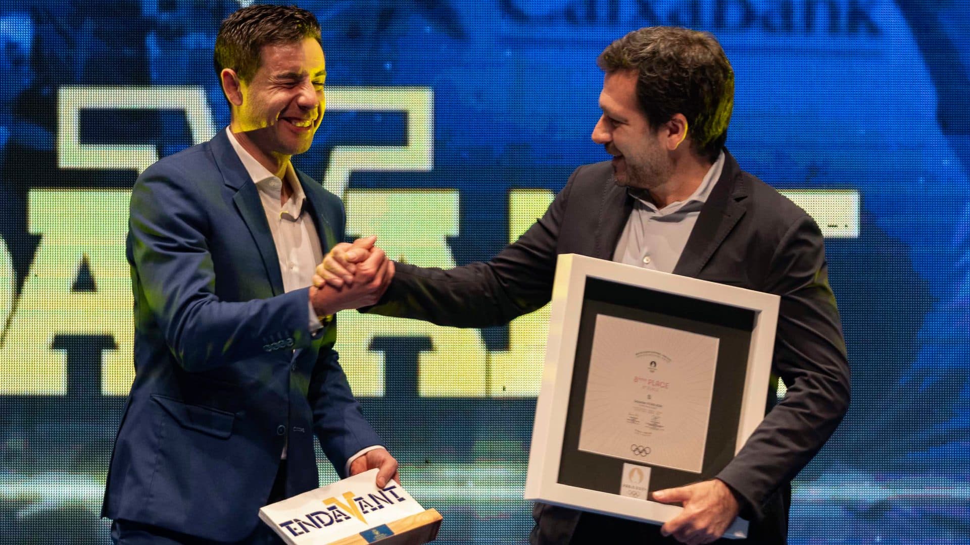 Sebastián Mora regala su diploma olímpico al Villarreal CF