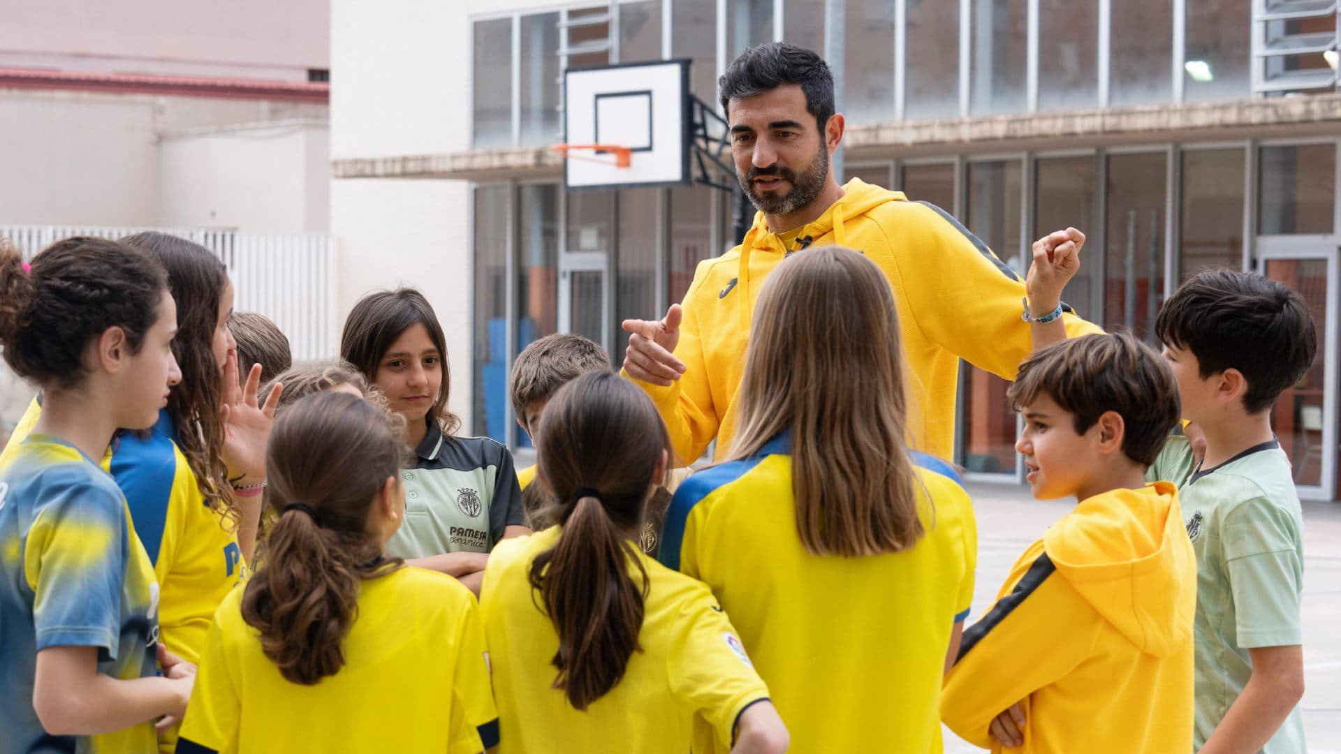 Las mejores fotos de Raúl Albiol y Laura Riquelme en el CEIP Cervantes