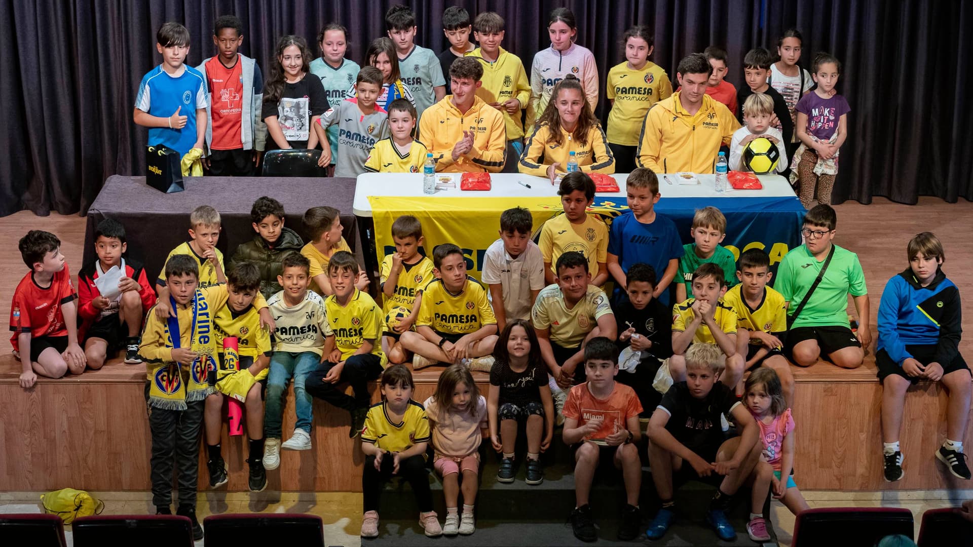 El Villarreal CF visita la peña Passió Groga