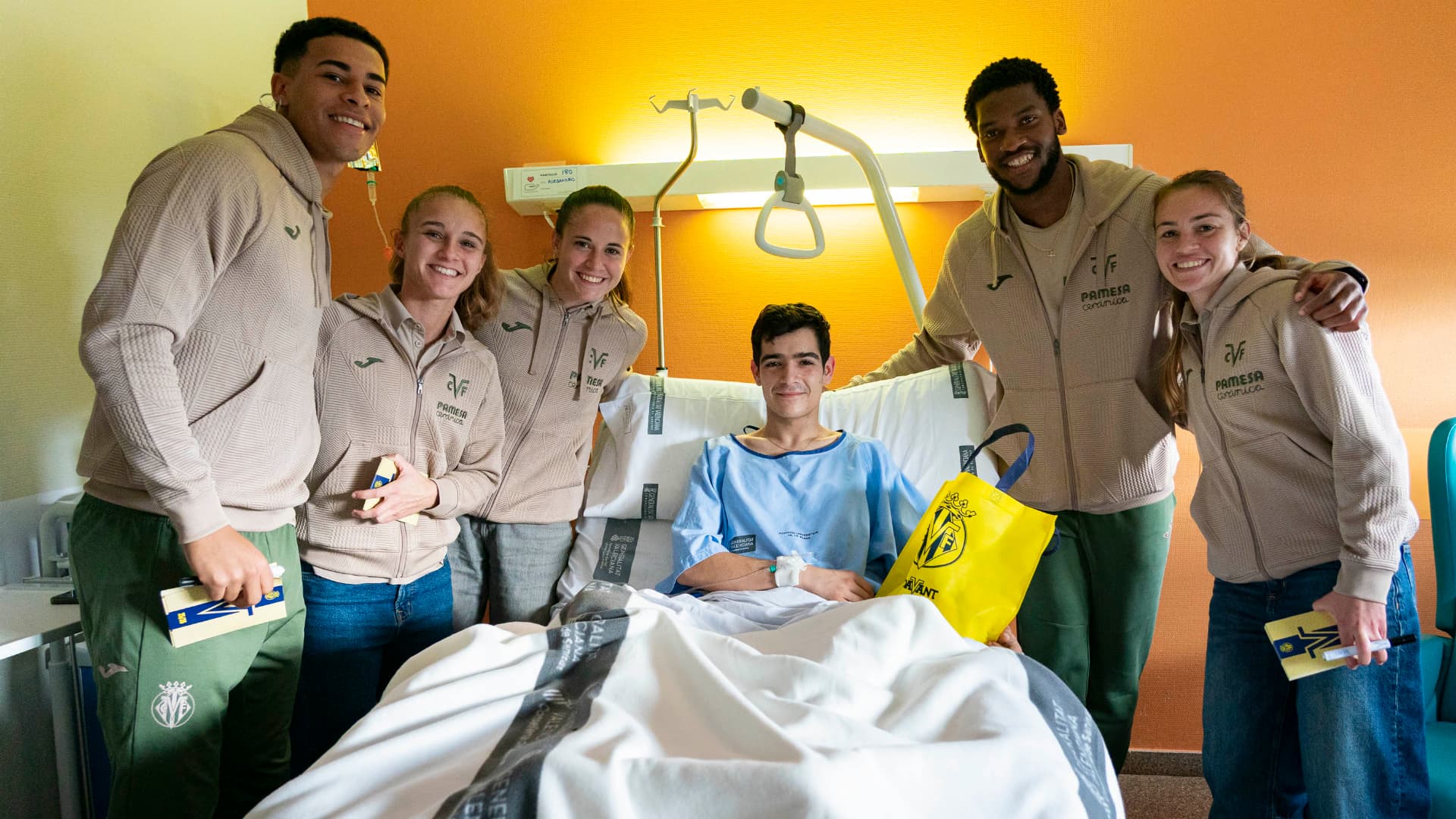 El Villarreal lleva la ilusión a los hospitales