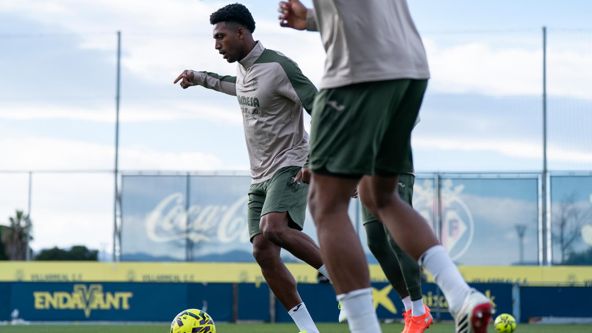 Freeman ya entrena junto a sus nuevos compañeros