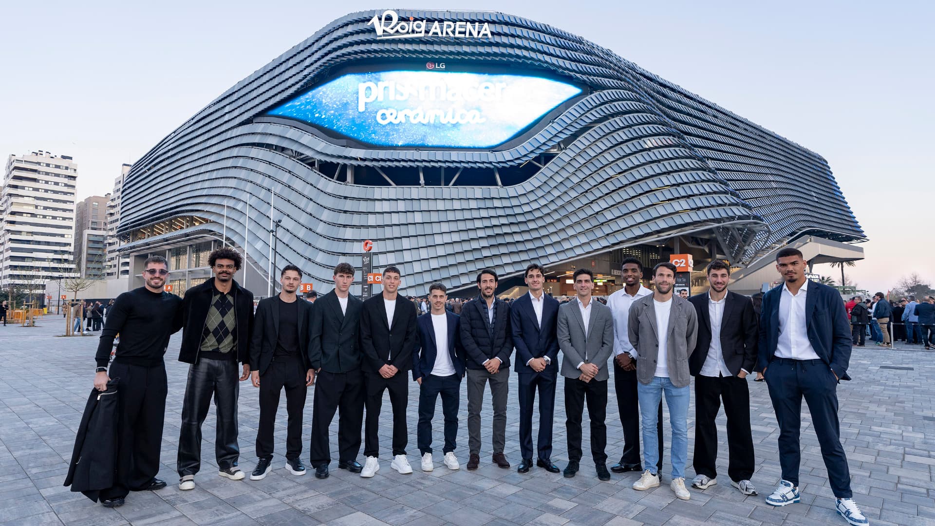 El Villarreal alucina con la Cerámica Night Experience en el imponente Roig Arena