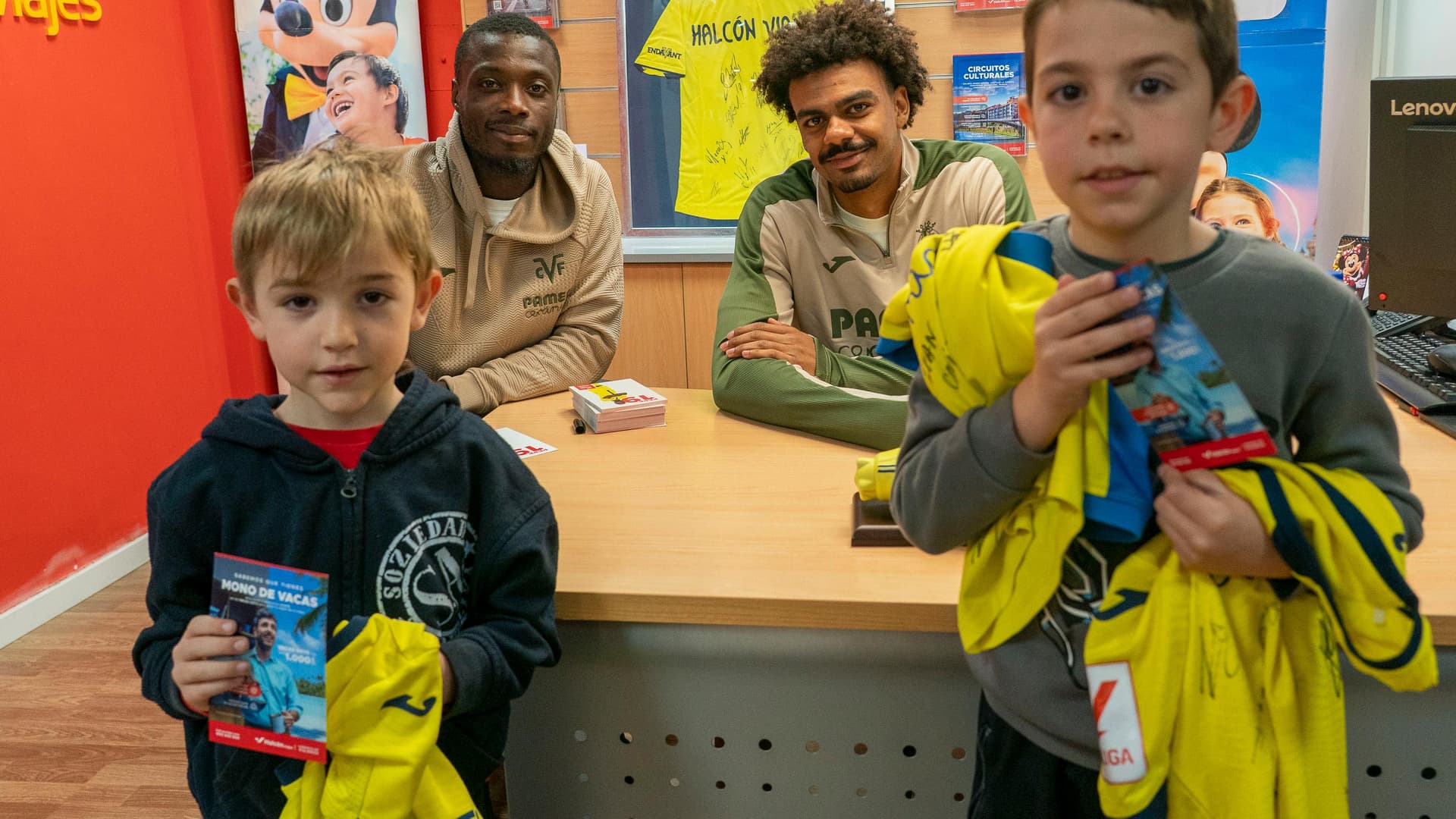 Pepe i Renato Veiga firmen autògrafs en Halcón Viajes