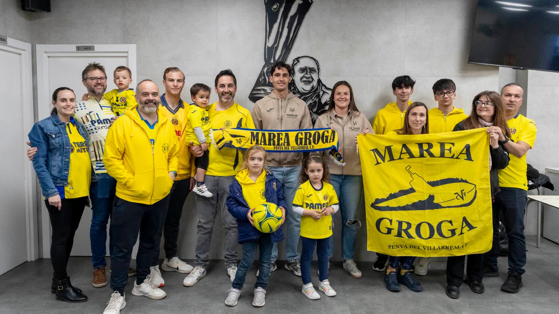 Sergi Cardona y María Macías visitan la peña Marea Groga