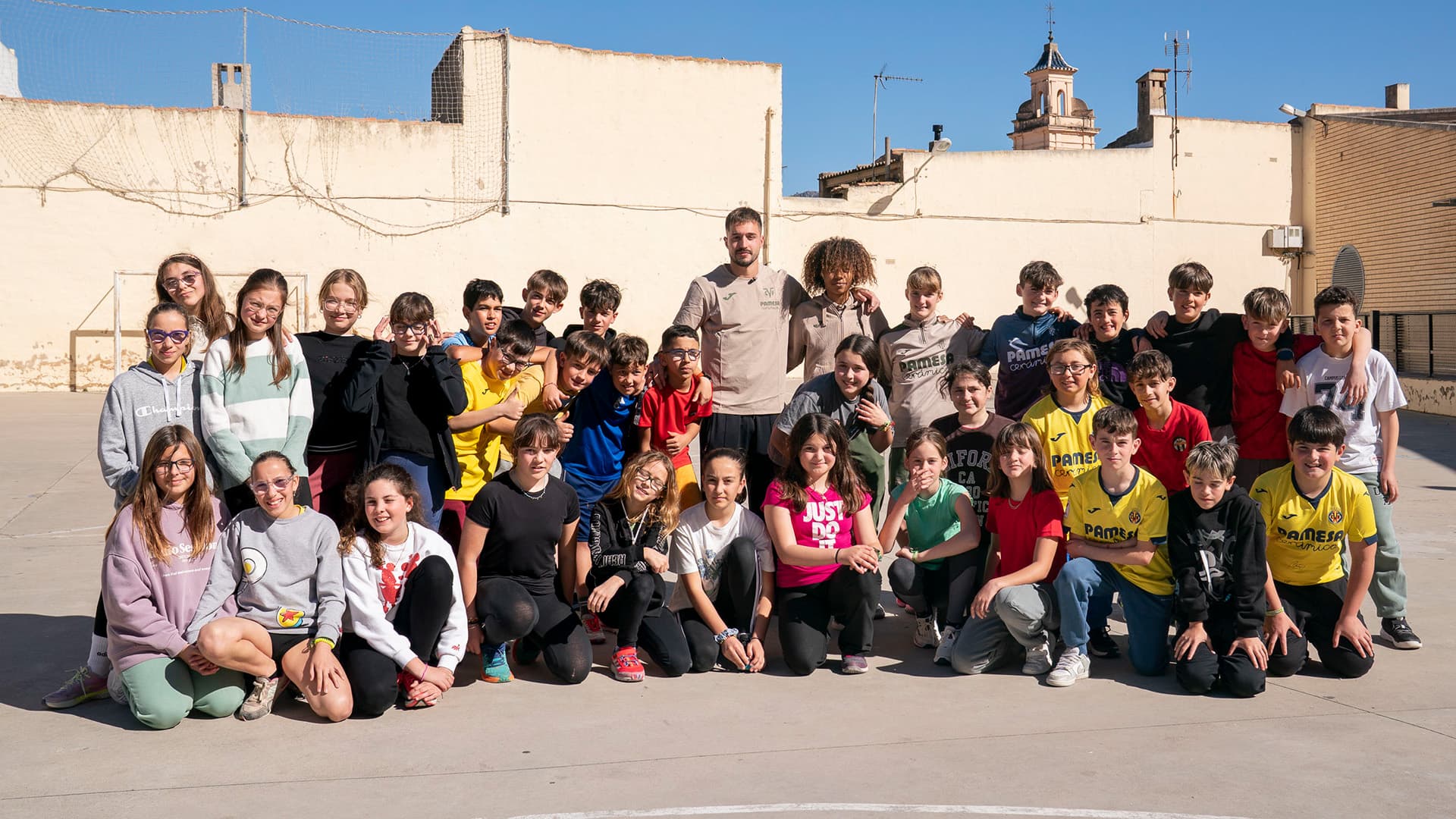 Arnau Tenas i Martuka tornen a les aules amb il·lusió en ‘Una Estrella en tu Cole’