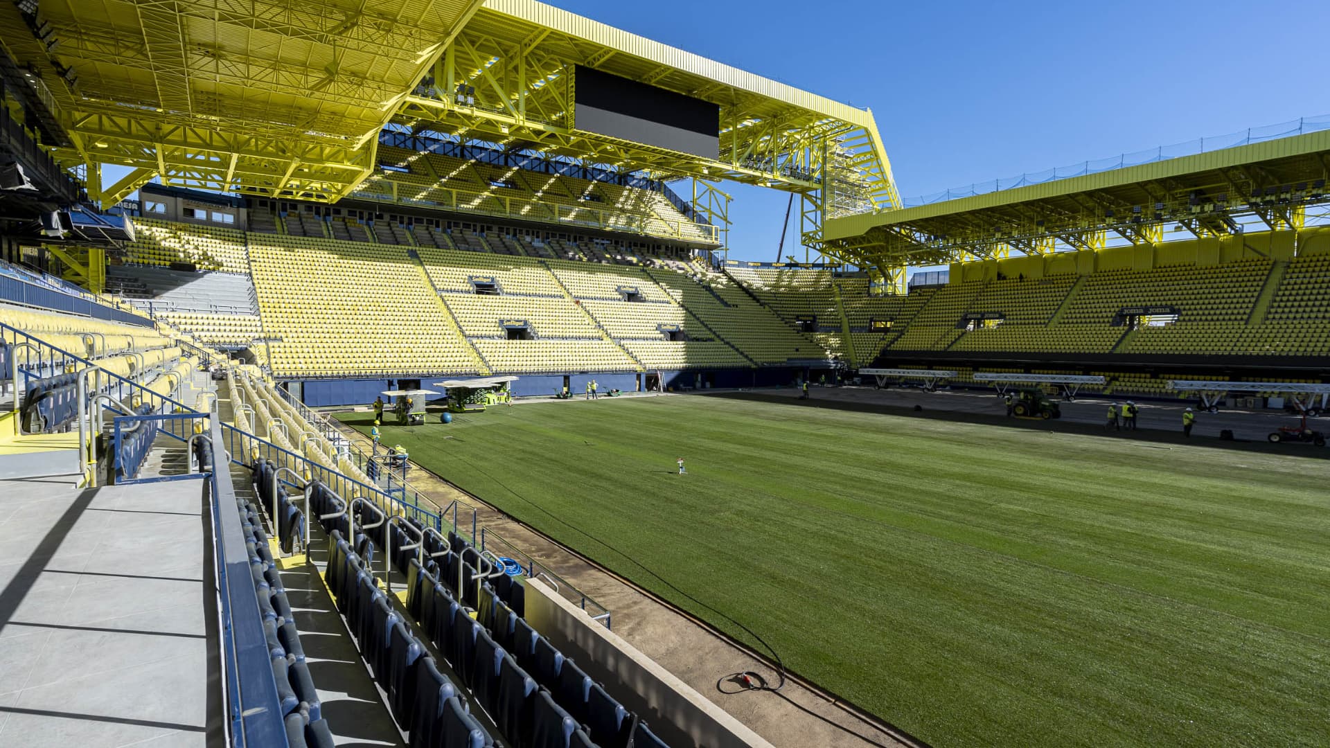 El Estadio de la Cerámica ya se prepara para el Villarreal-Valencia
