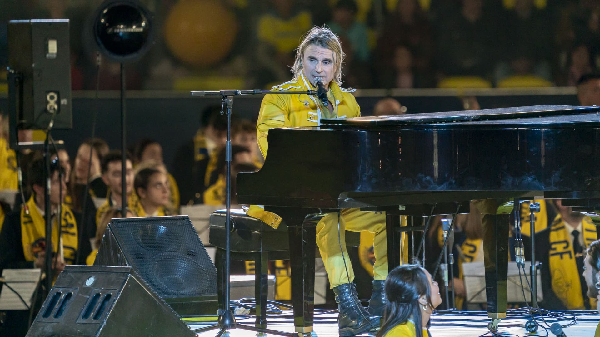 Nacho Cano interpreta ‘Endavant Villarreal’ en la Festa del Centenari