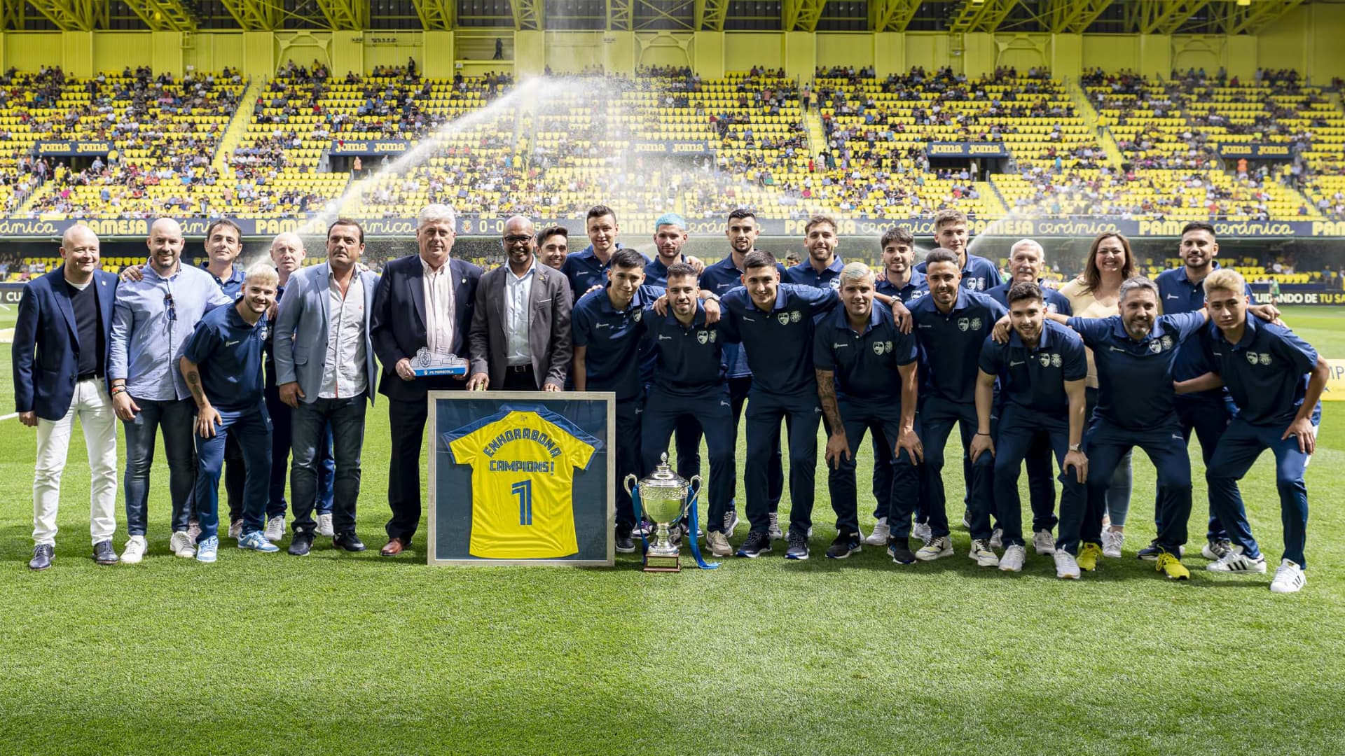 El Villarreal rinde homenaje al Peñíscola FS por el ascenso a Primera