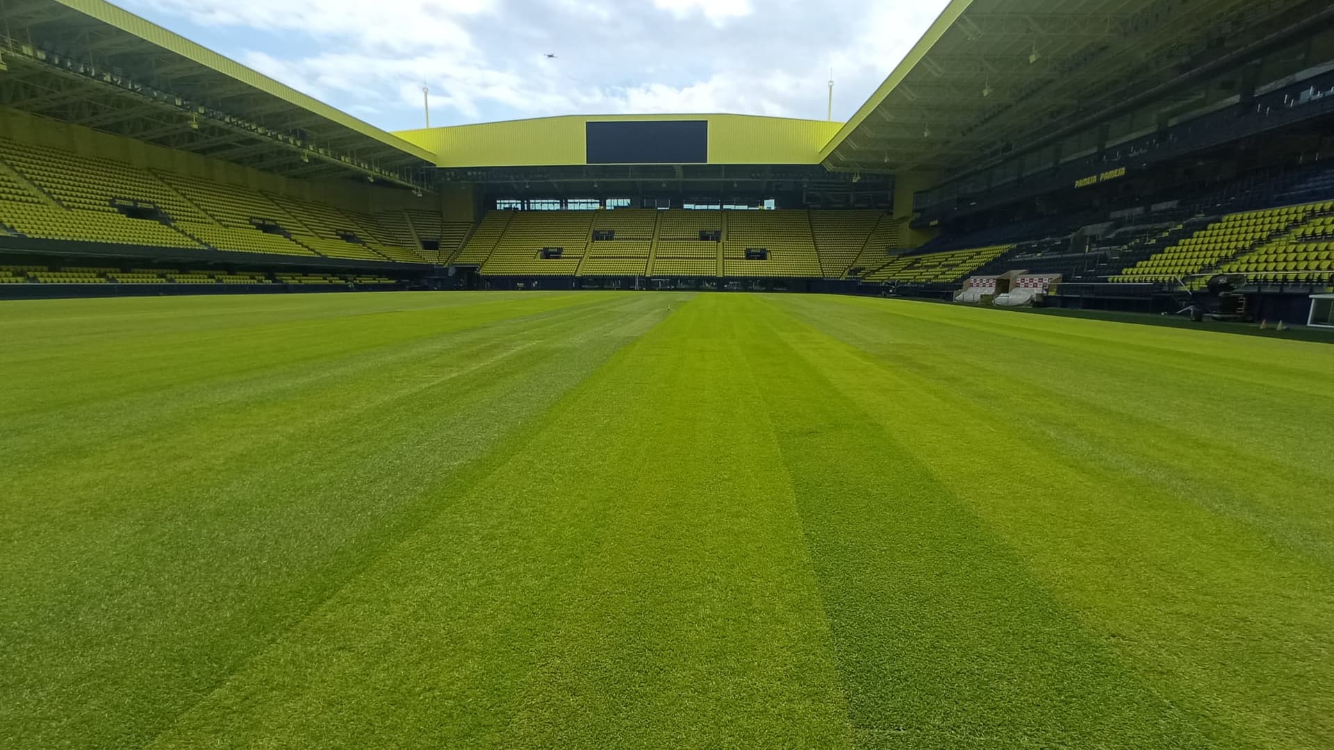 El verde ya luce en el Estadio de la Cerámica