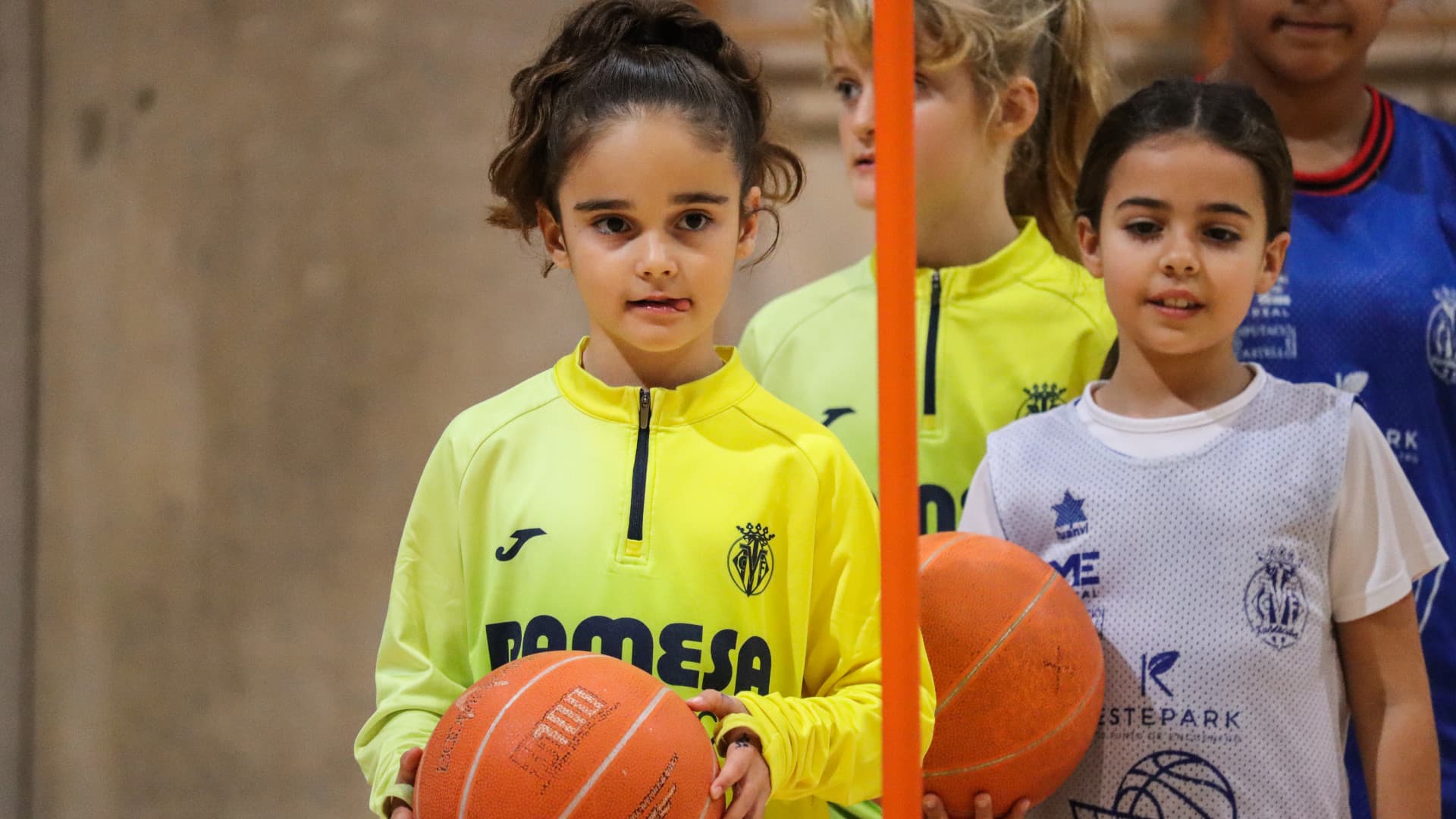 Las groguetes se cuelgan del aro con el Vila-real Bàsquet Club