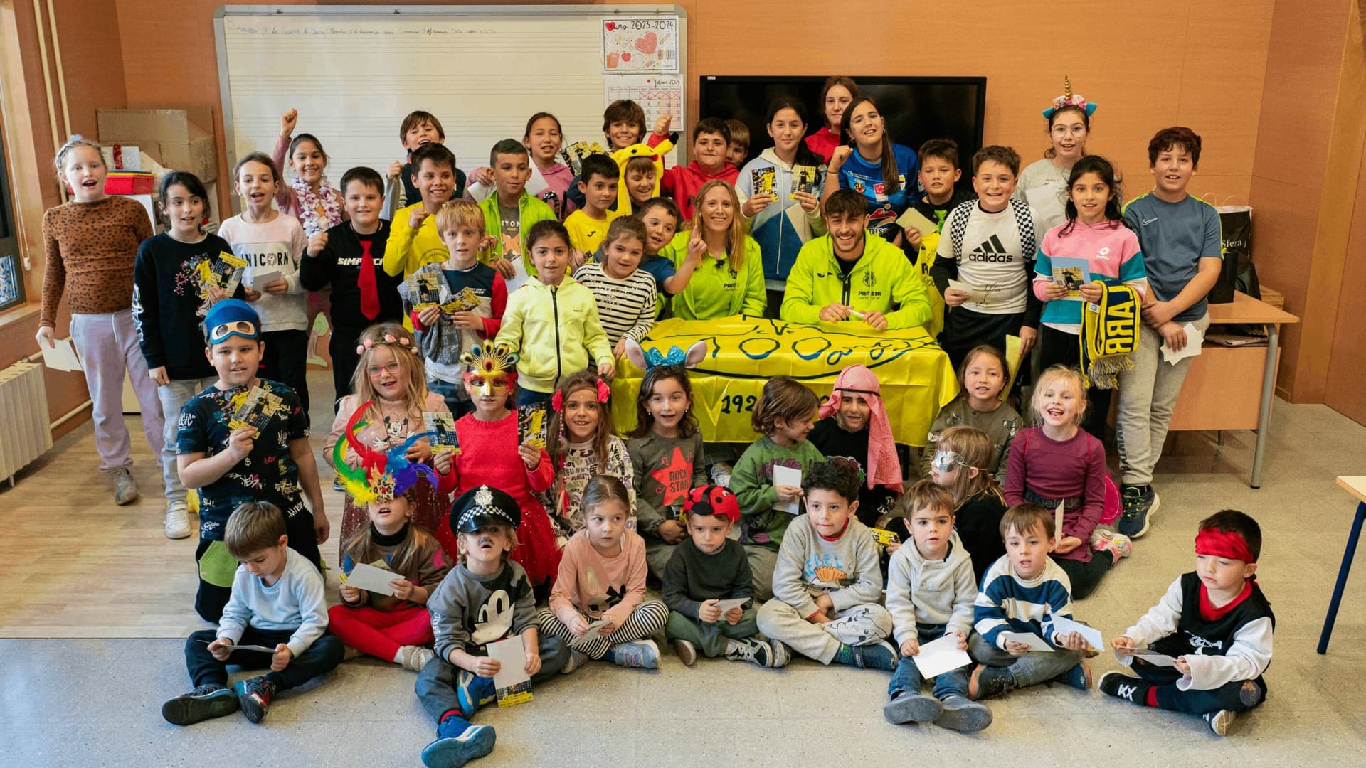 Alti y Carmen Carbonell se lo pasan en grande en el CEIP Lluís Tena