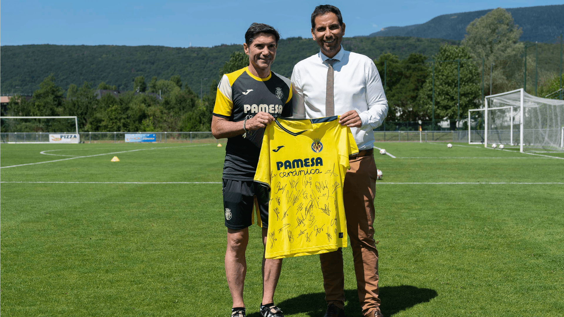 El Villarreal recibe la visita del alcalde de Divonne-les-Bains
