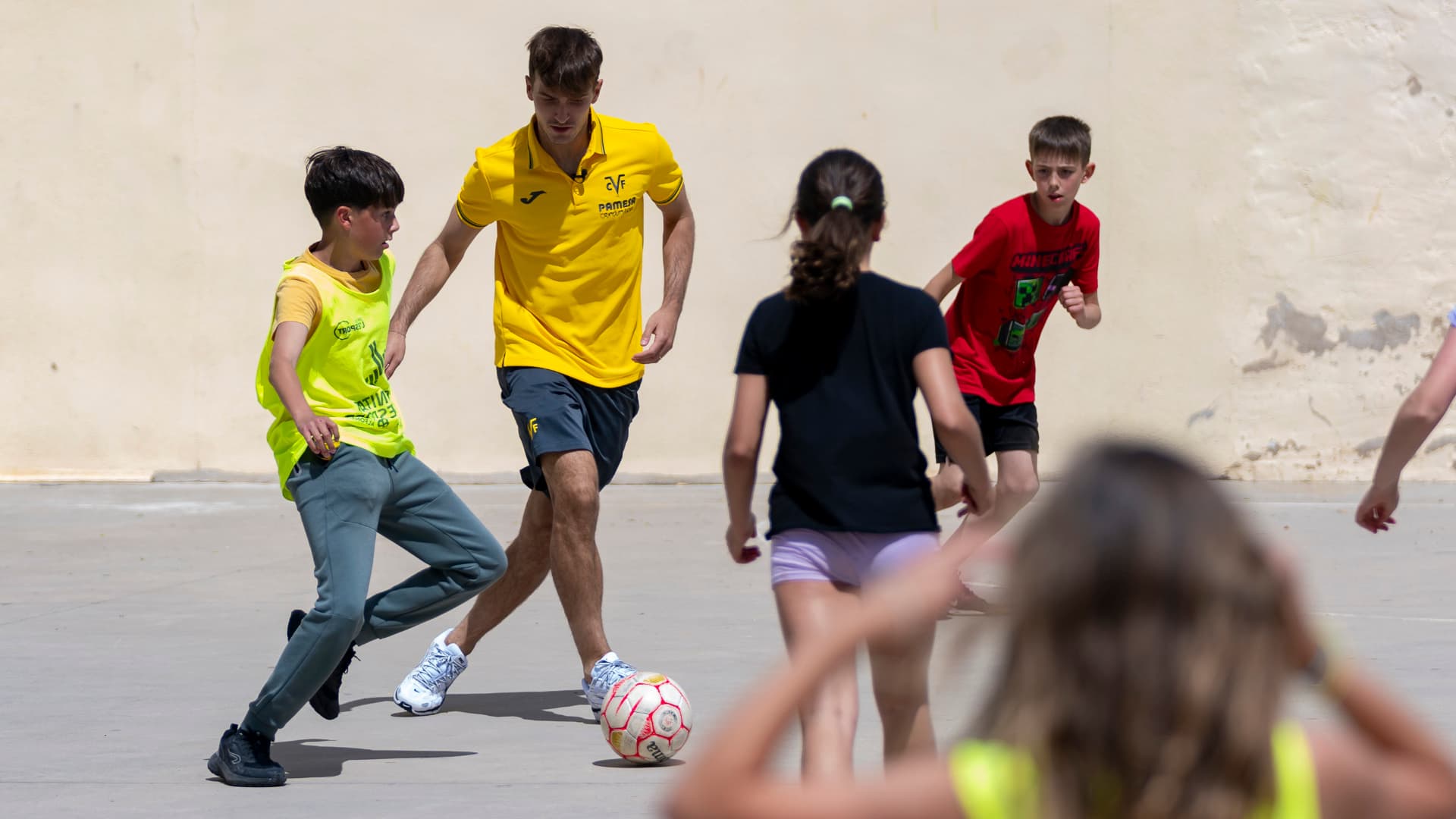 Denis Suárez i Nerea Vicente protagonitzen ‘Una Estrela en el teu Col·le’
