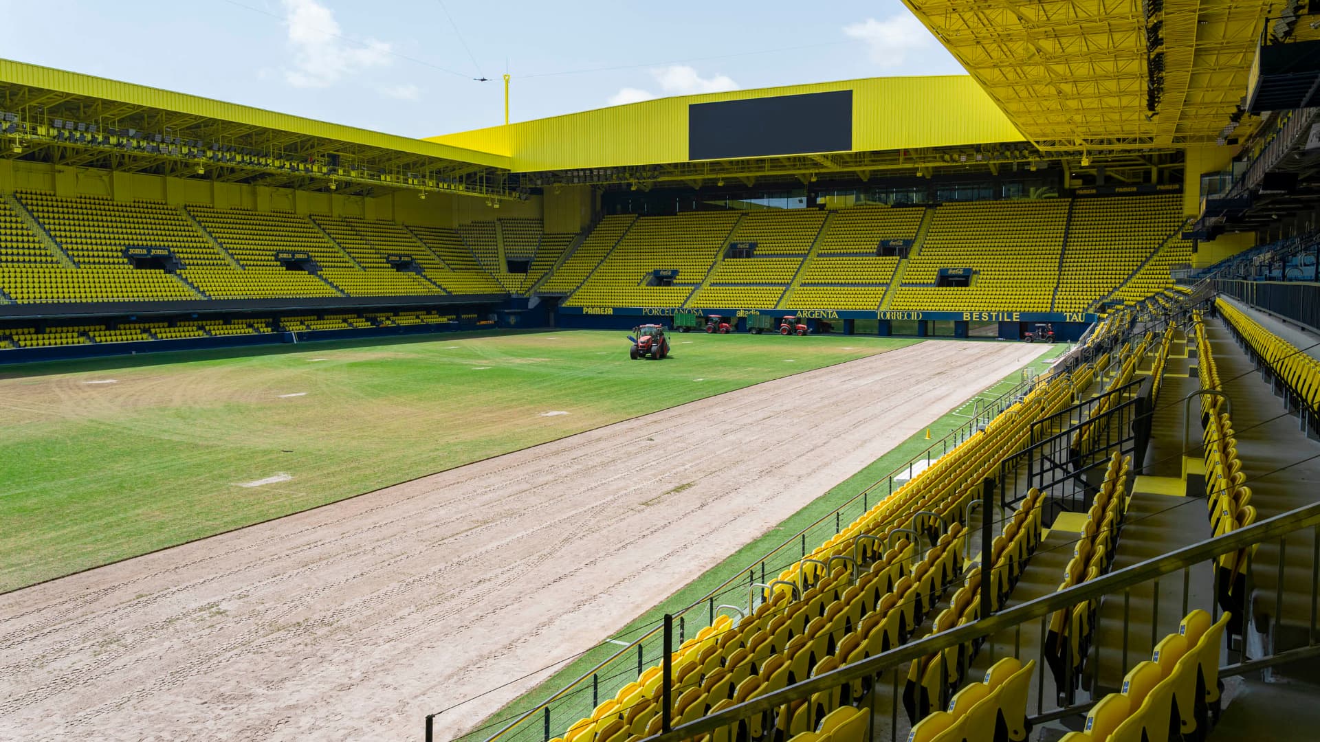 El Villarreal cambia el césped del Estadio de la Cerámica