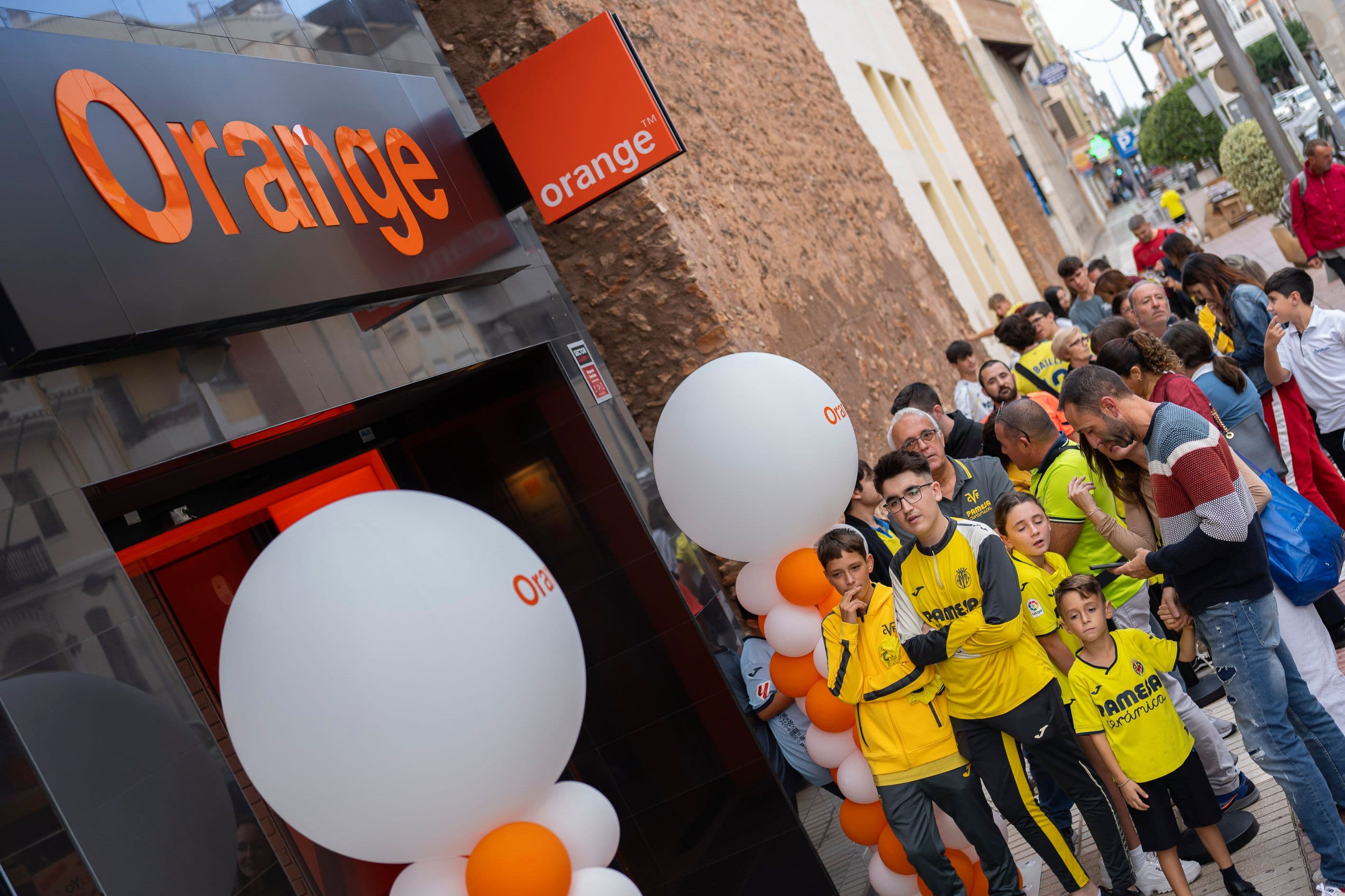 20251014-FirmaTiendaOrangeJunior+Cardona-001