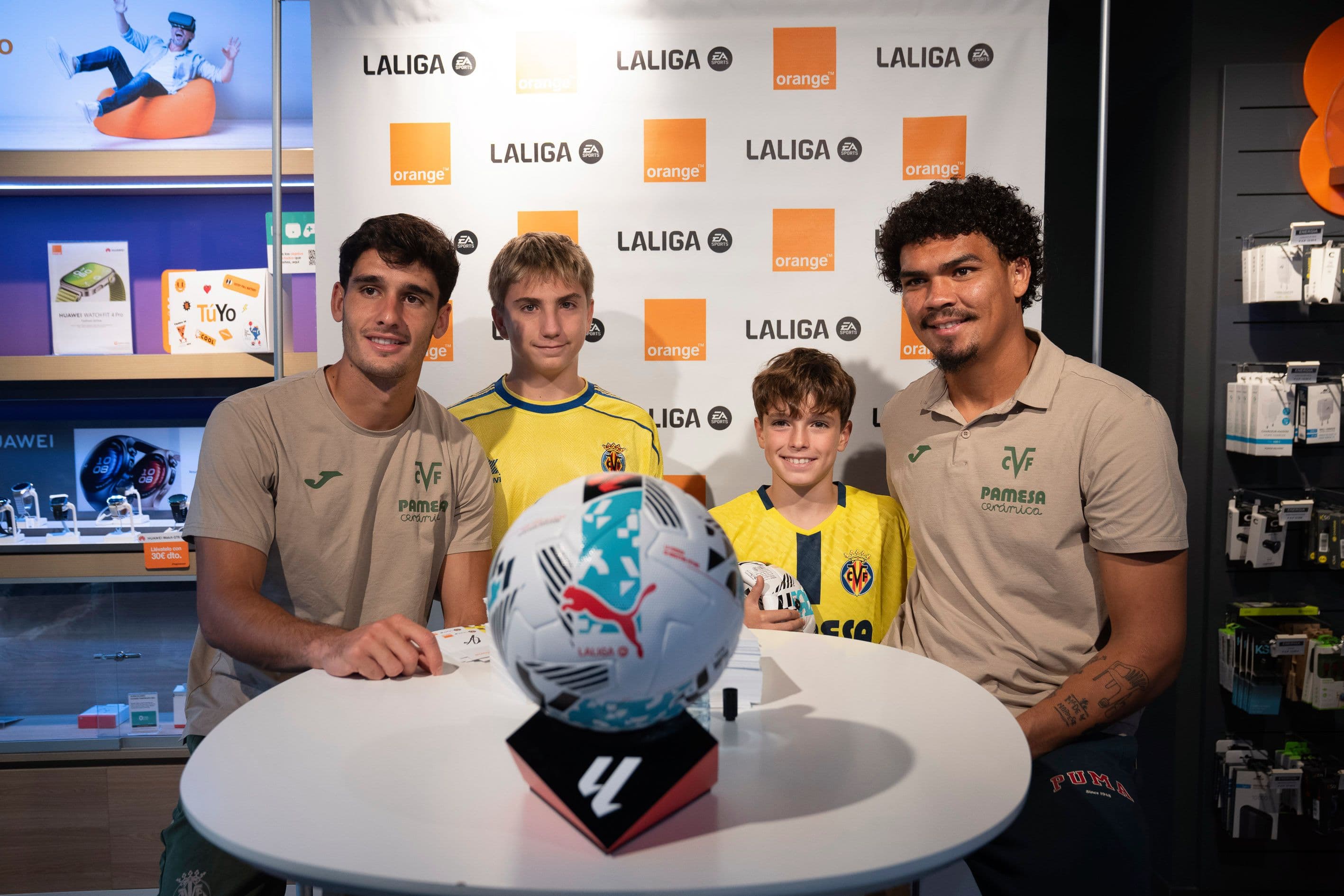 20251014-FirmaTiendaOrangeJunior+Cardona-006