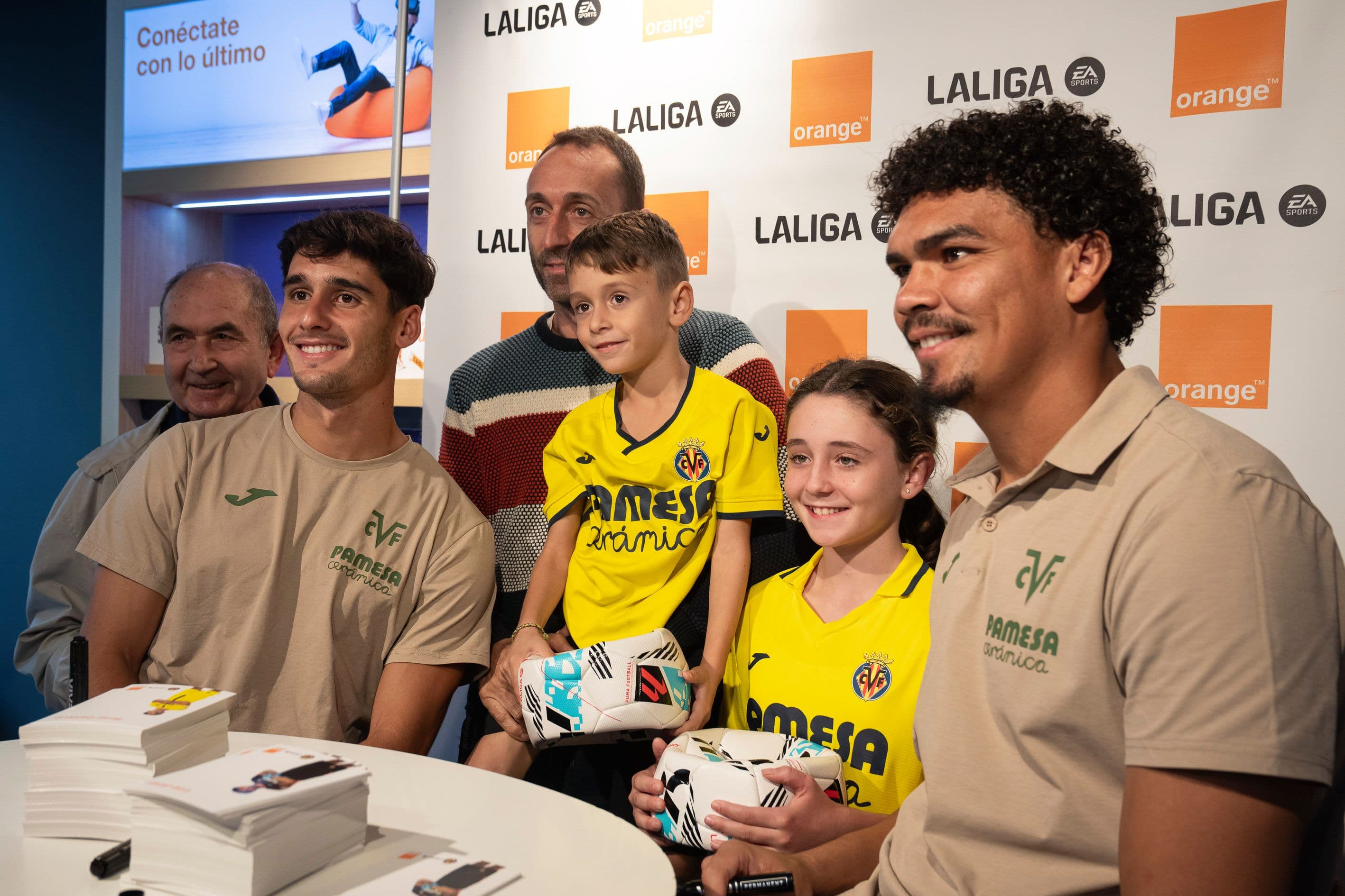 20251014-FirmaTiendaOrangeJunior+Cardona-013
