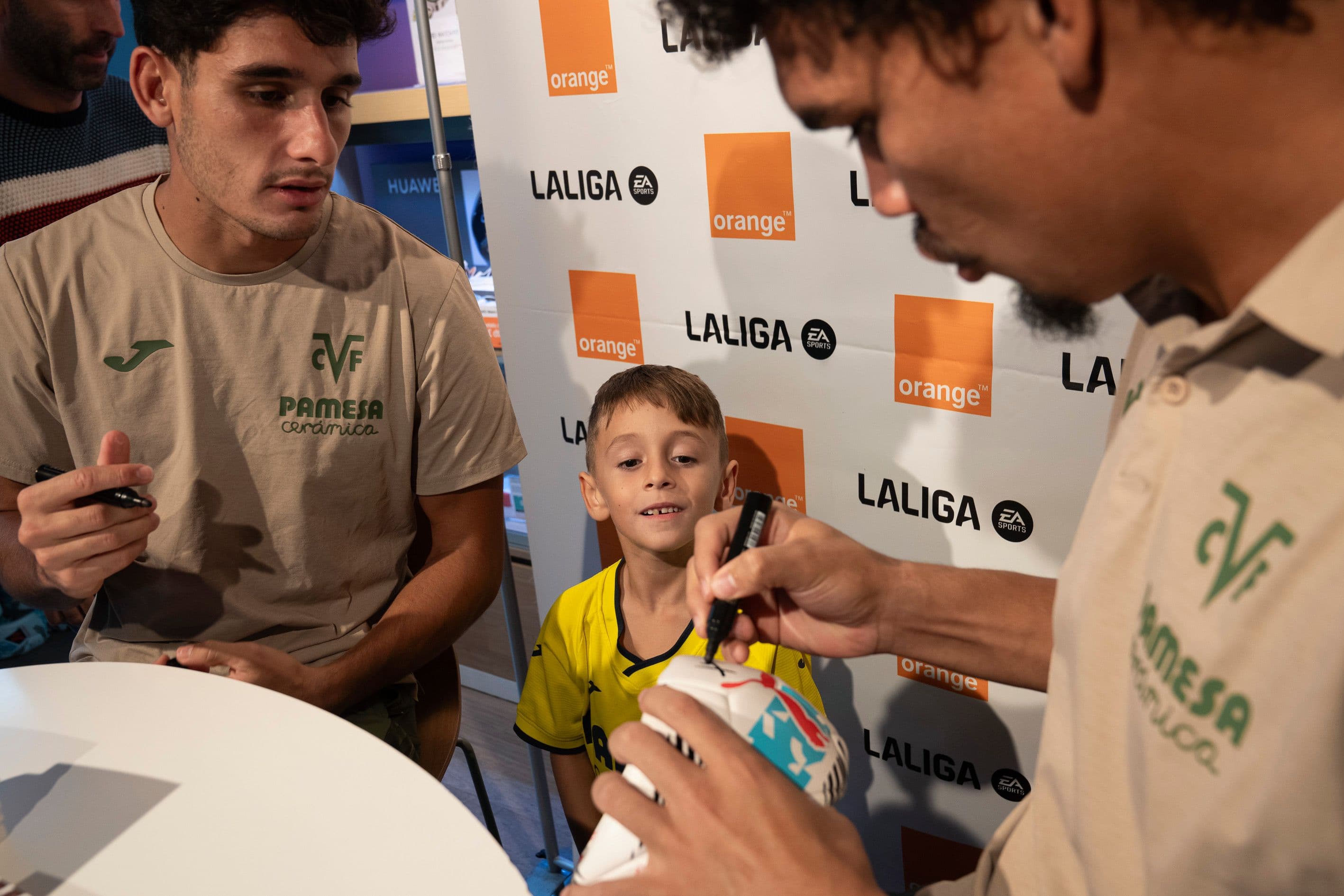20251014-FirmaTiendaOrangeJunior+Cardona-015
