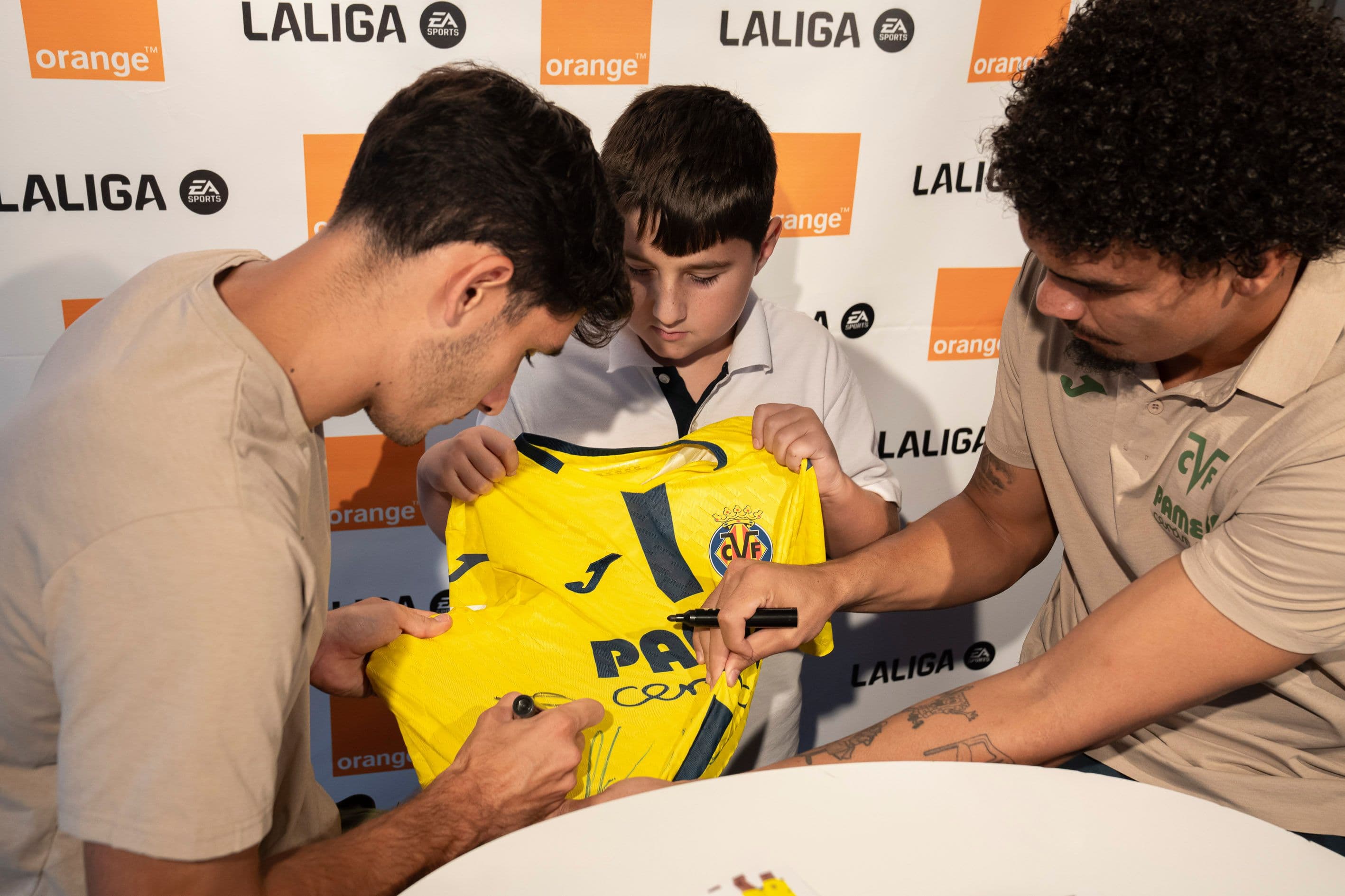 20251014-FirmaTiendaOrangeJunior+Cardona-020