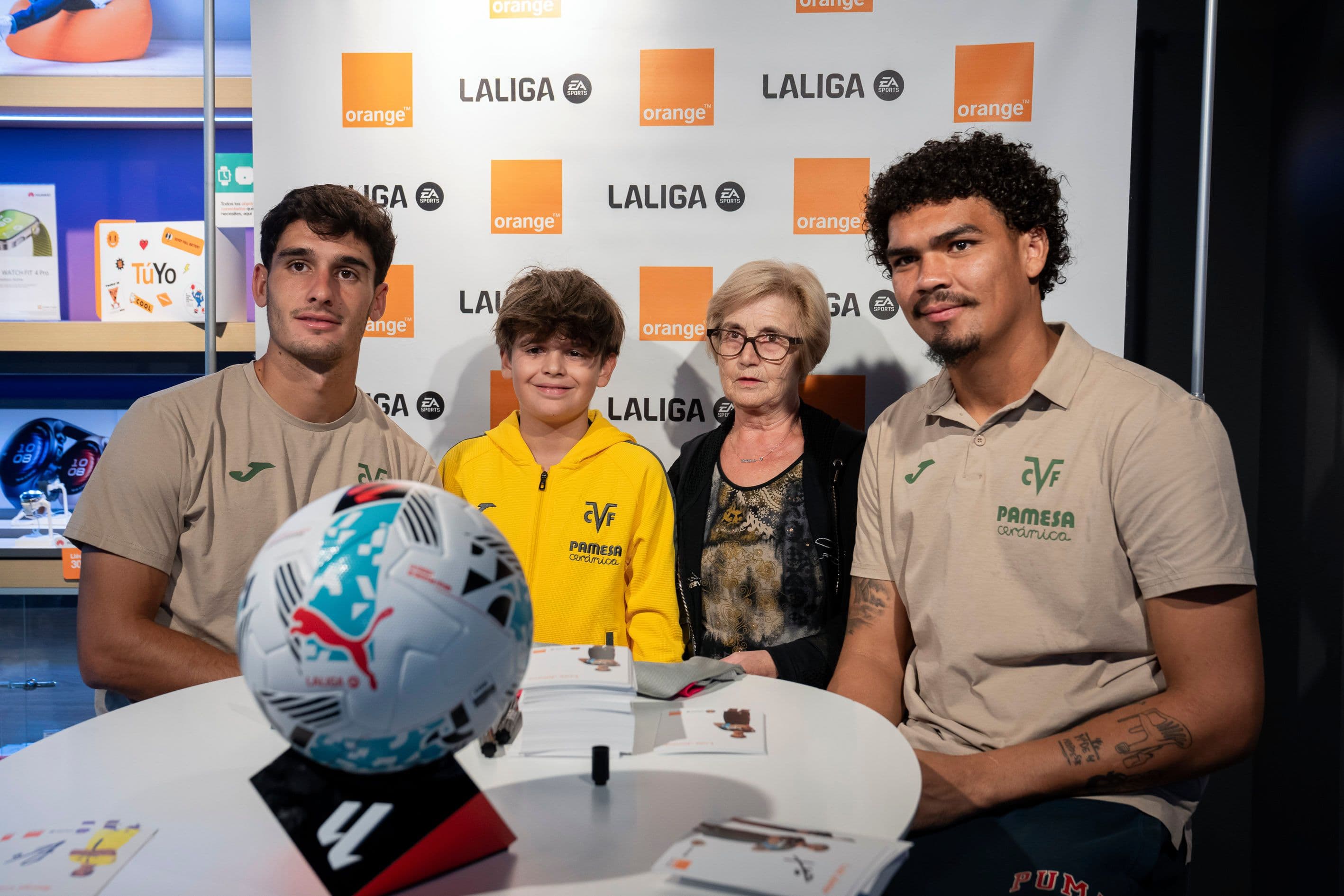 20251014-FirmaTiendaOrangeJunior+Cardona-021