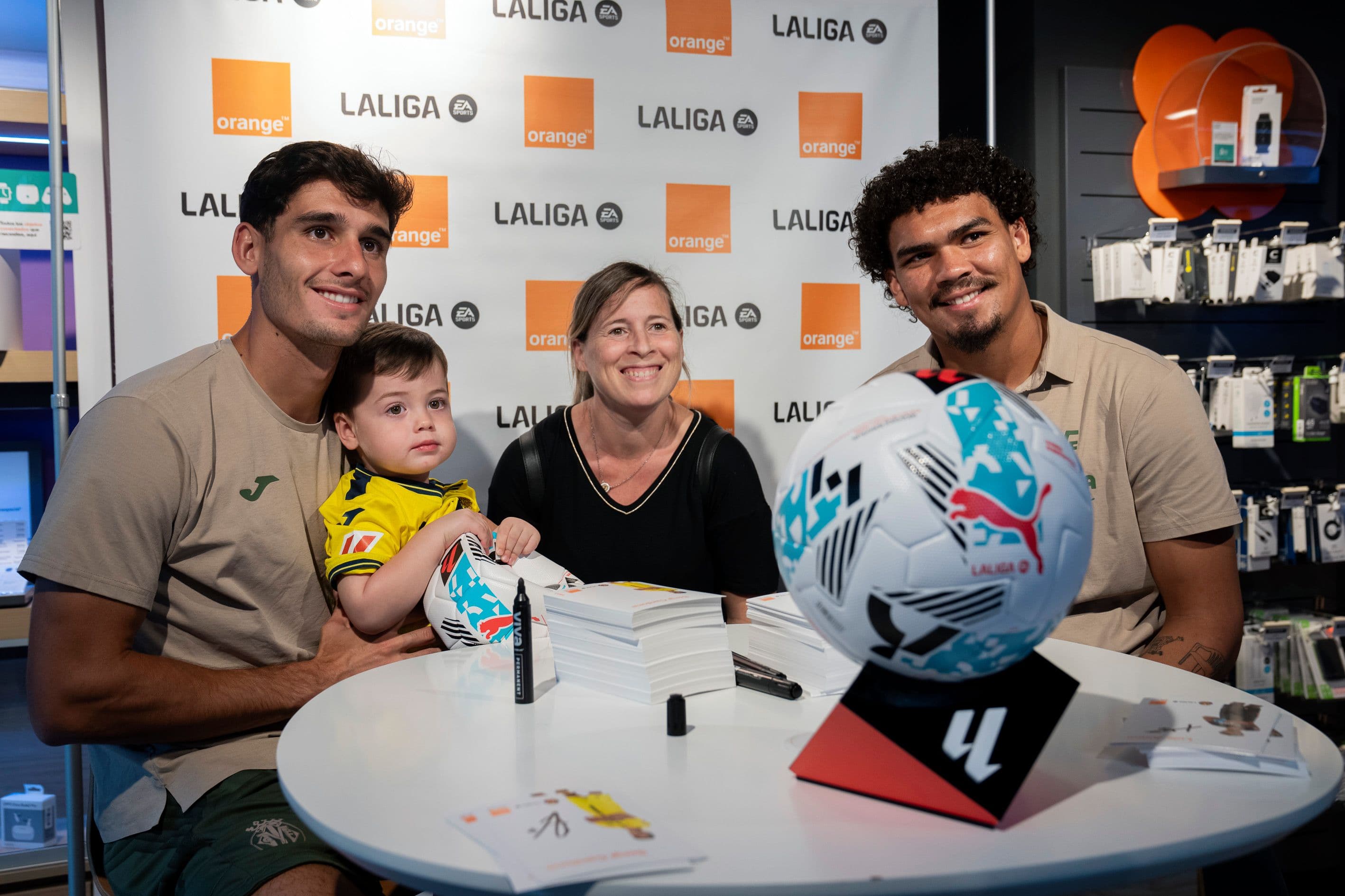 20251014-FirmaTiendaOrangeJunior+Cardona-022