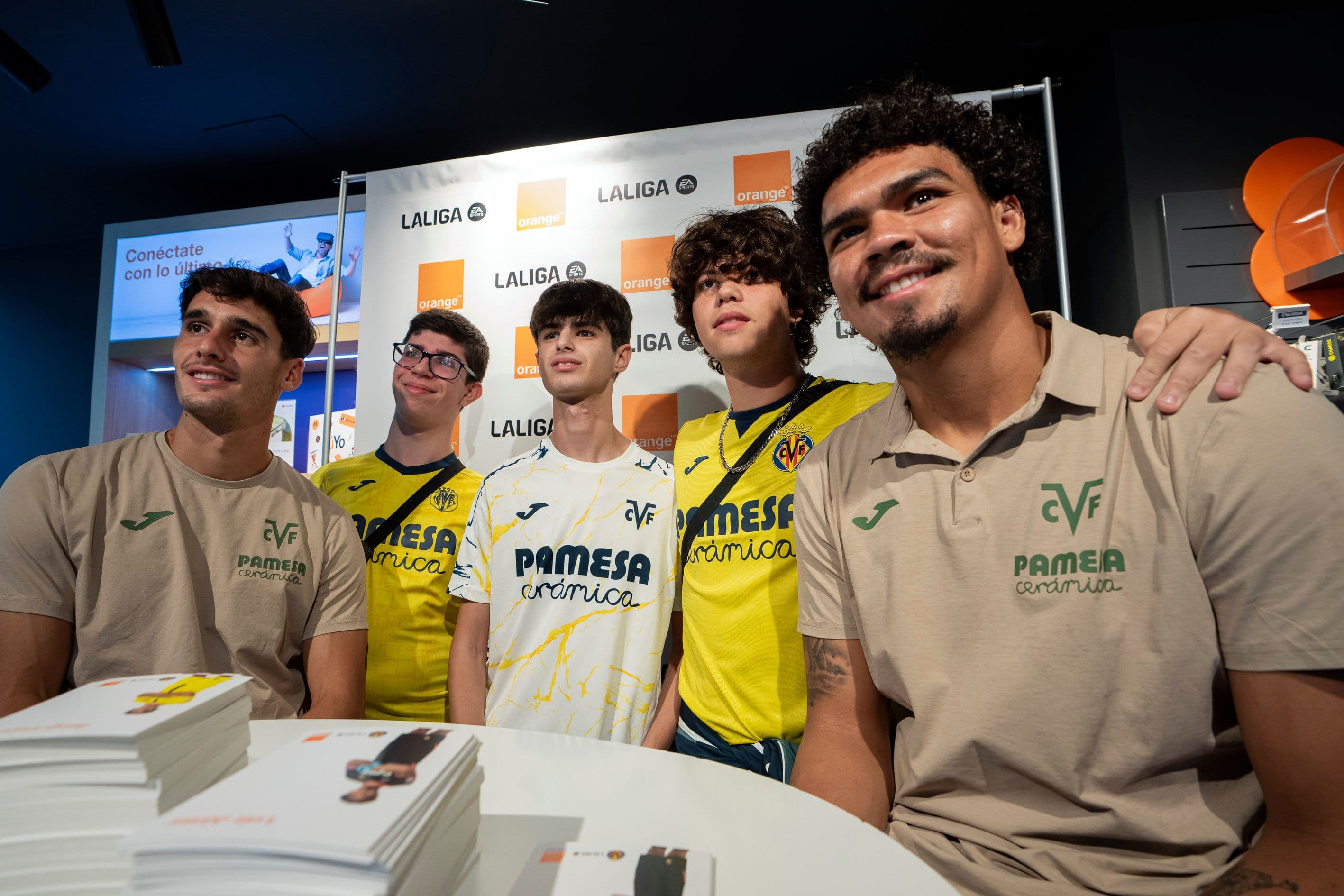 20251014-FirmaTiendaOrangeJunior+Cardona-024