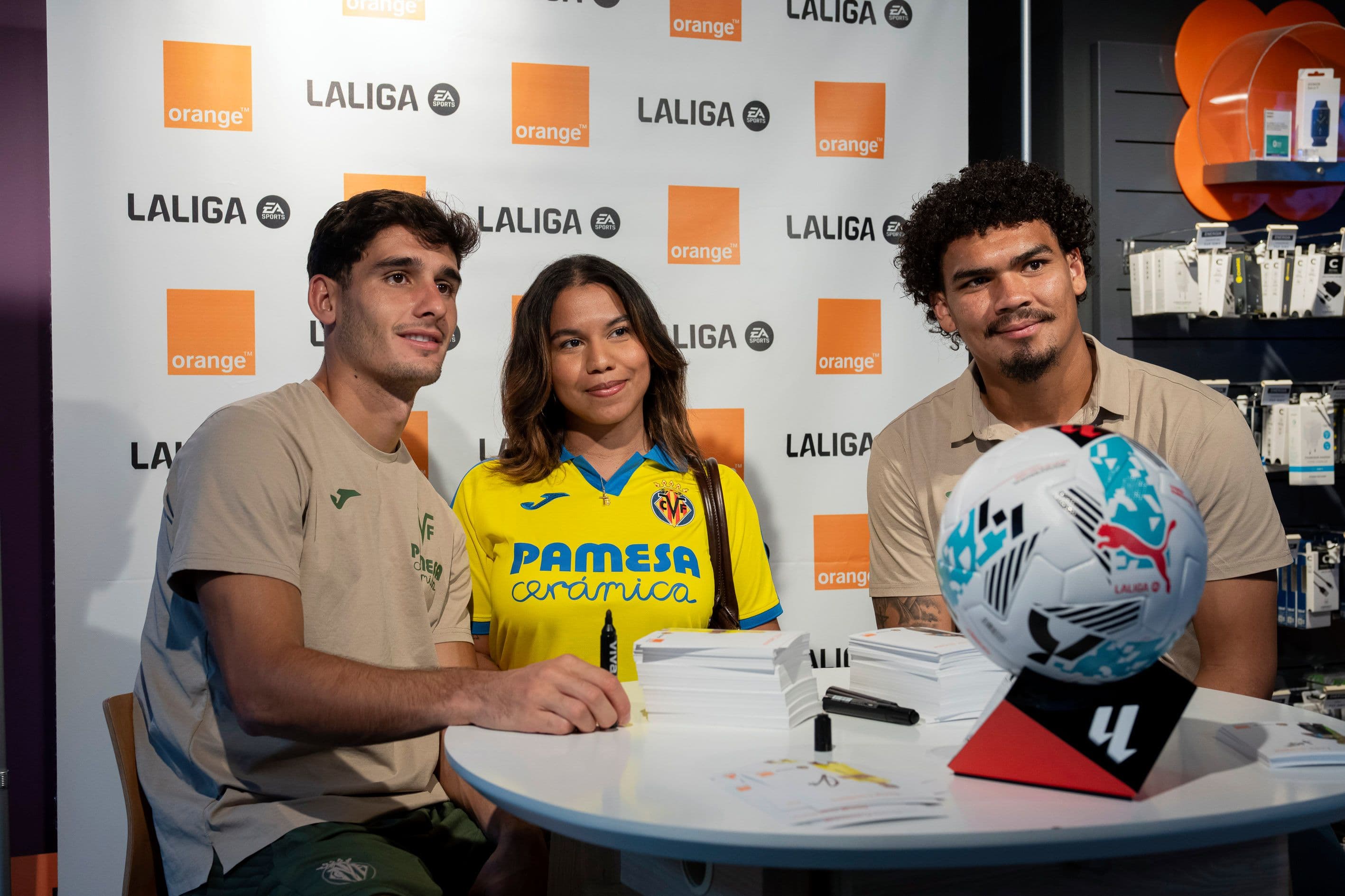 20251014-FirmaTiendaOrangeJunior+Cardona-030