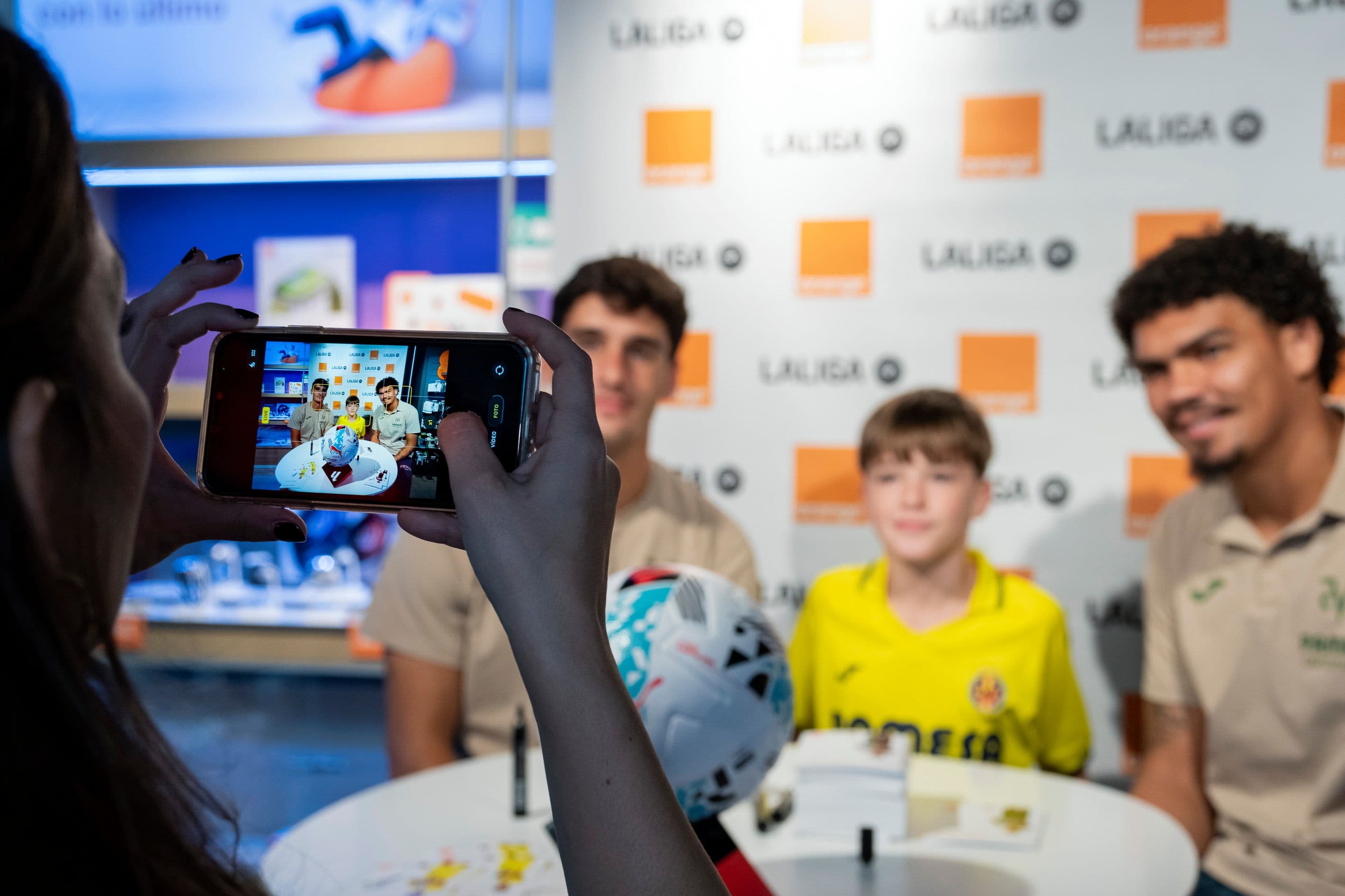 20251014-FirmaTiendaOrangeJunior+Cardona-034