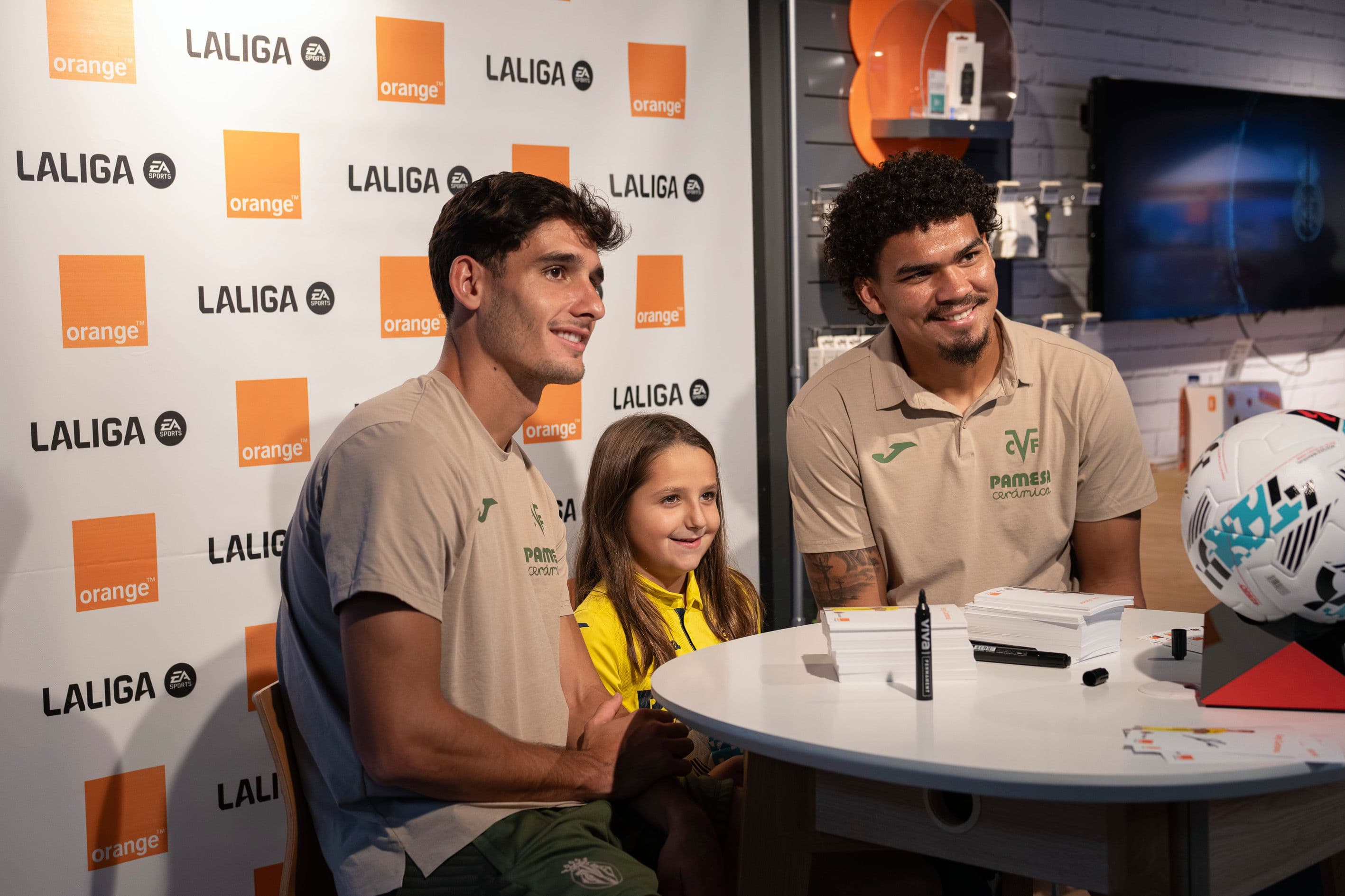 20251014-FirmaTiendaOrangeJunior+Cardona-049