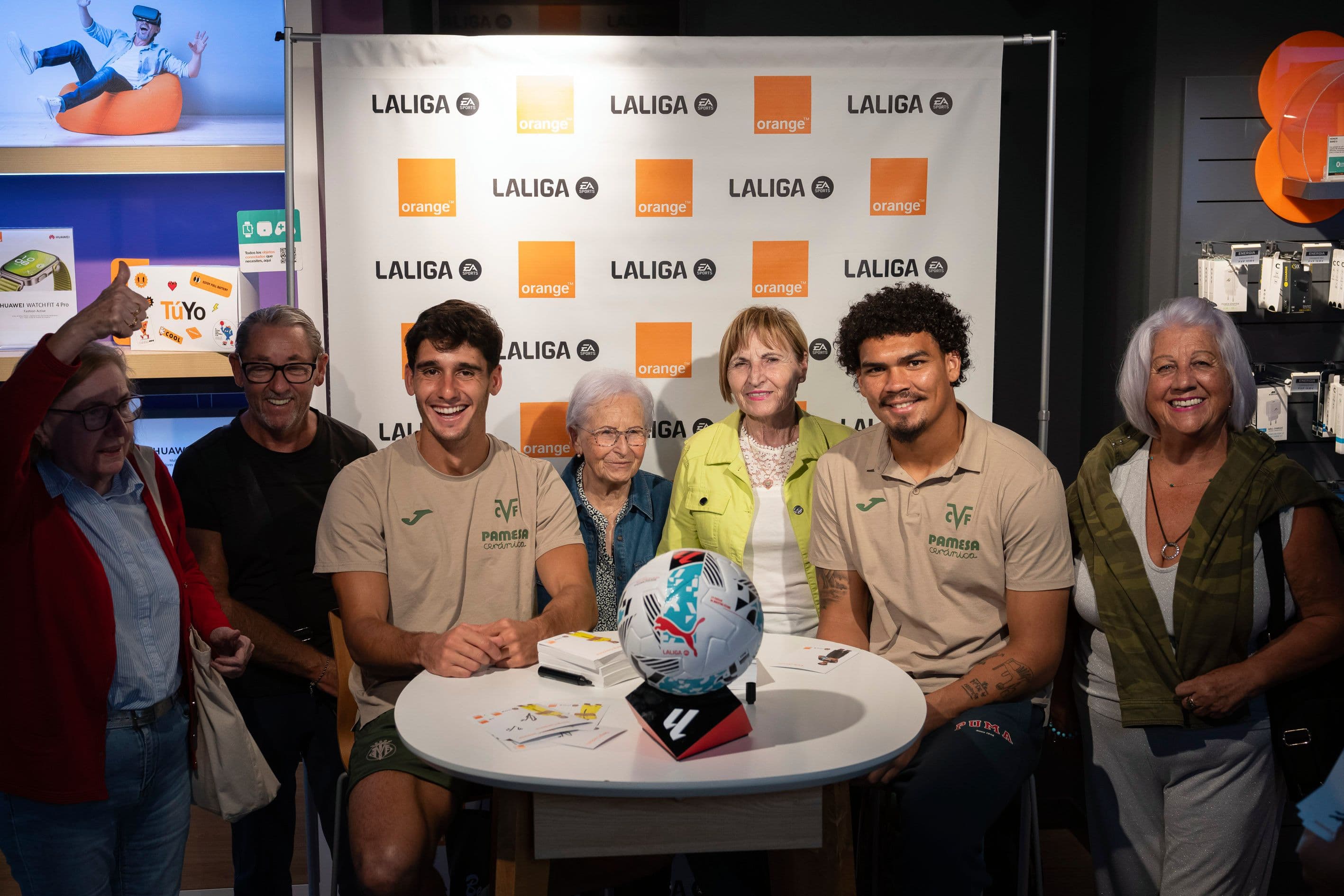 20251014-FirmaTiendaOrangeJunior+Cardona-050