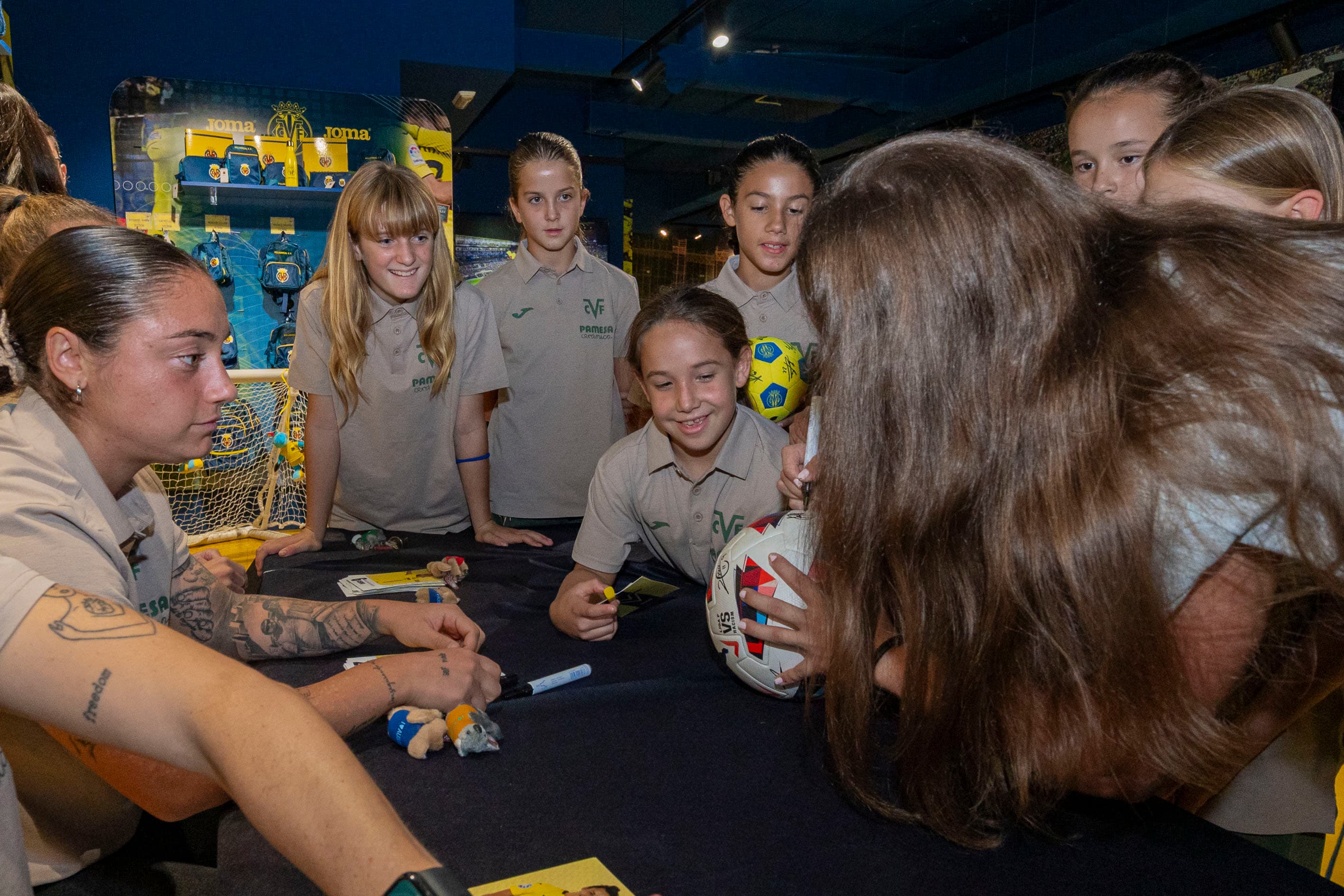 20251017-Autografos VR Fem Tienda Centro-002