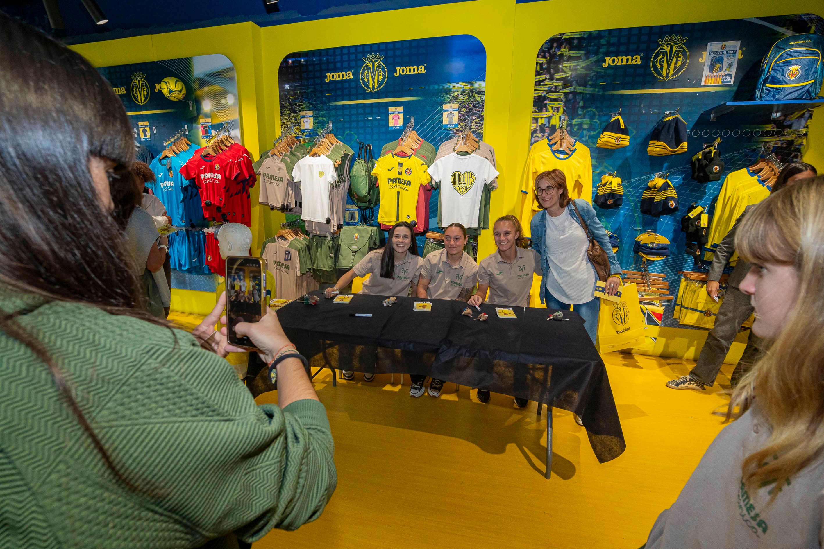 20251017-Autografos VR Fem Tienda Centro-004