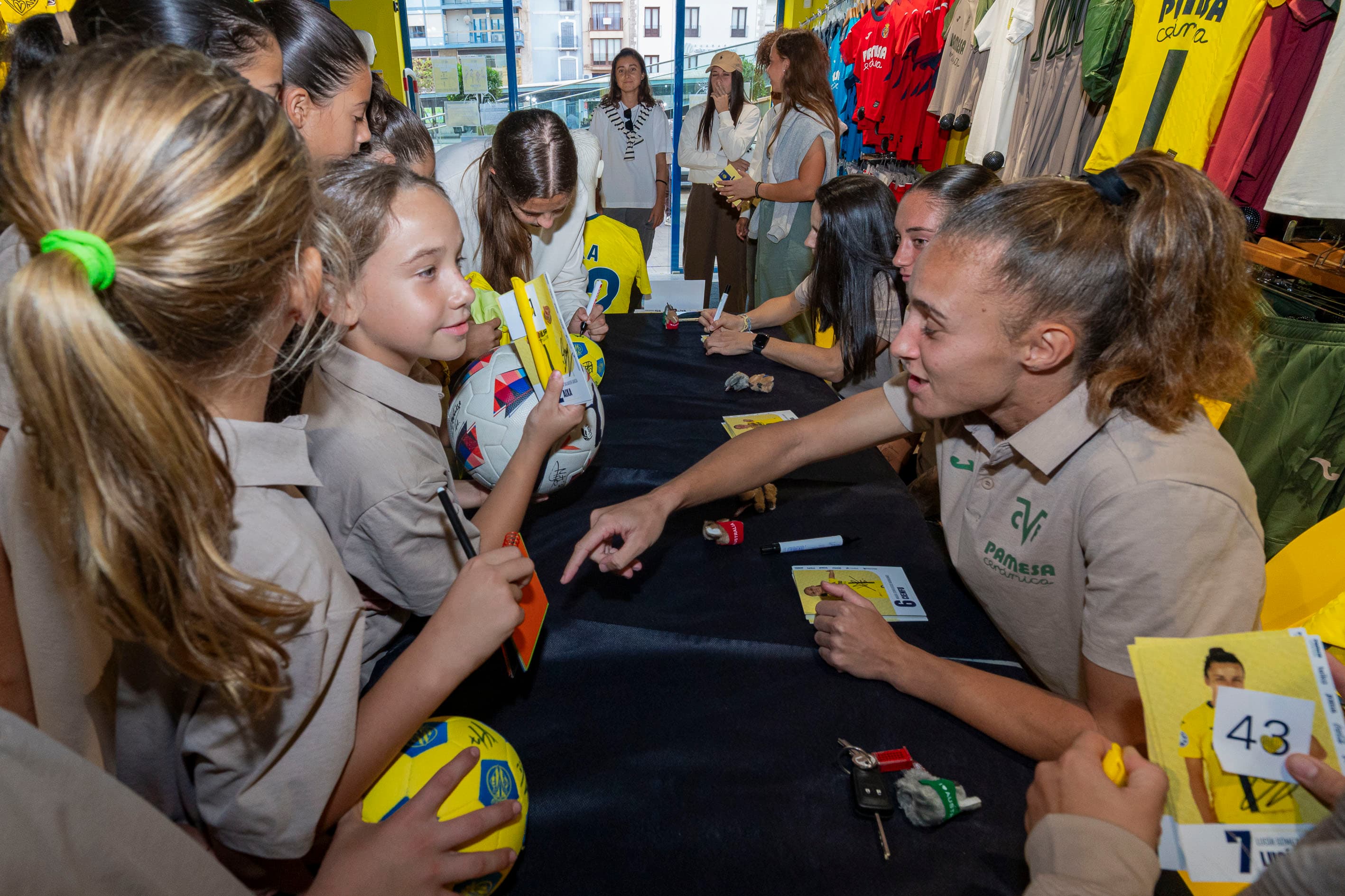 20251017-Autografos VR Fem Tienda Centro-005