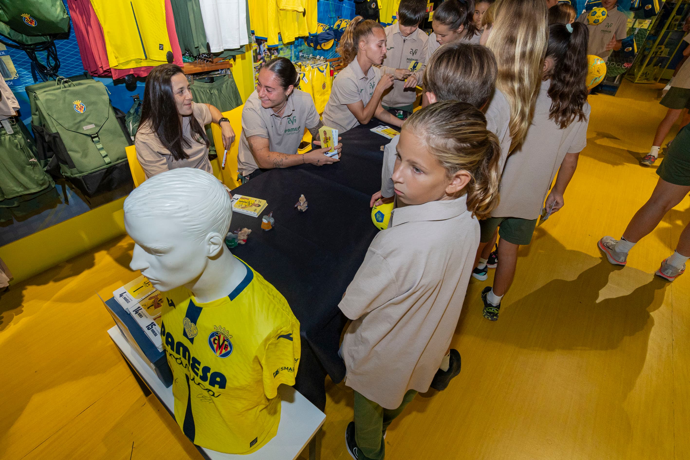 20251017-Autografos VR Fem Tienda Centro-010