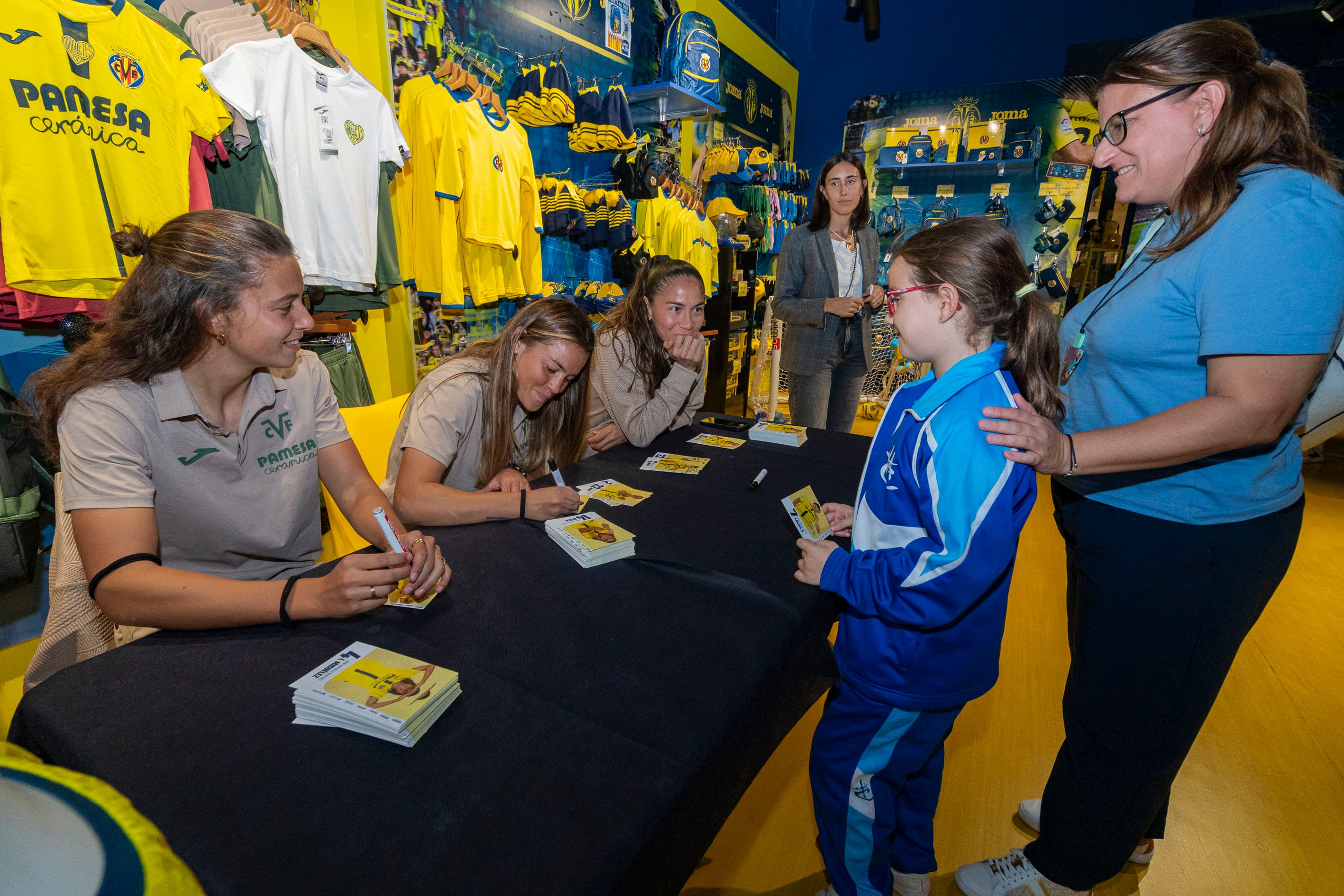 20251017-Autografos VR Fem Tienda Centro-015