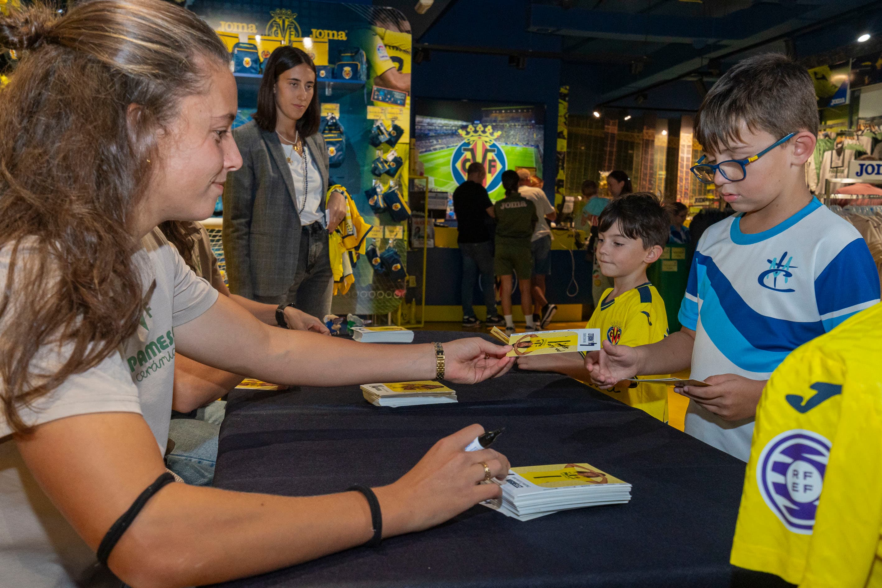 20251017-Autografos VR Fem Tienda Centro-018